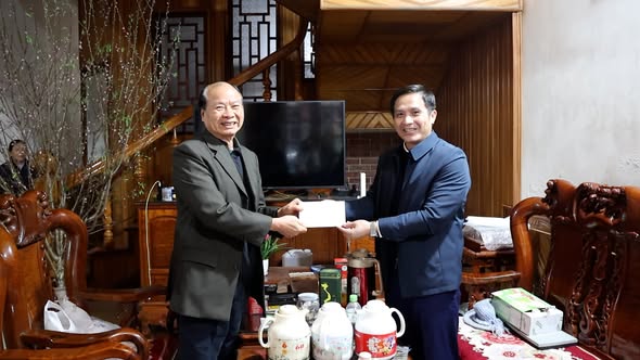 Đồng chí Hà Minh Mẫn – Phó Bí thư, Chủ tịch UBND phường Hà Giang 2 trao quà Tết cho người có uy tín và gia đình chính sách trên địa bàn.