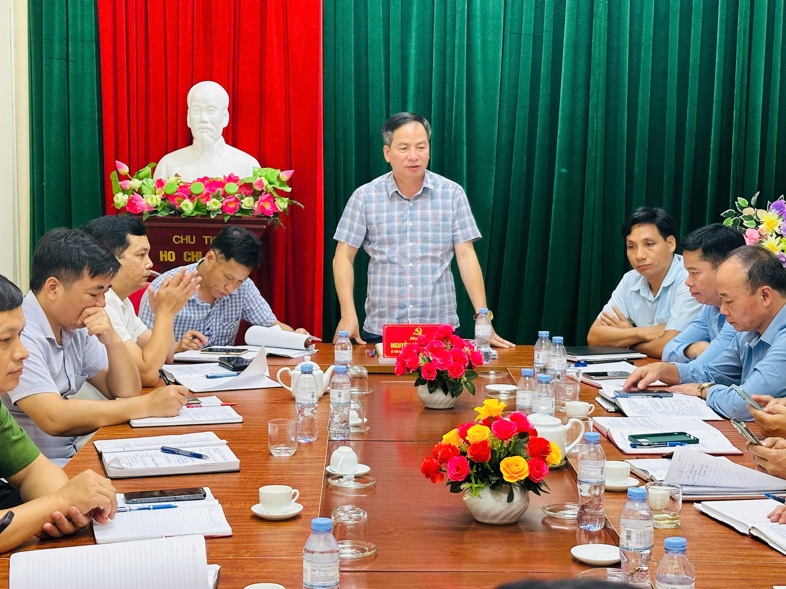 XÃ CÔN LÔN HỌP BAN CHỈ ĐẠO, HỘI NGHỊ TRIỂN KHAI CÁC VĂN BẢN VỀ CÔNG TÁC SẮP XẾP, SÁP NHẬP THÔN.
