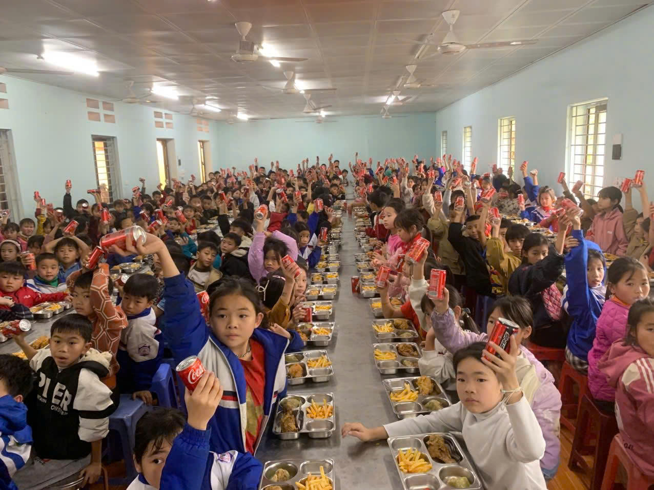 BỮA CƠM TẾT ẤM ÁP CỦA CÁC EM HỌC SINH TRƯỜNG PTDTBTTH MINH TÂN.