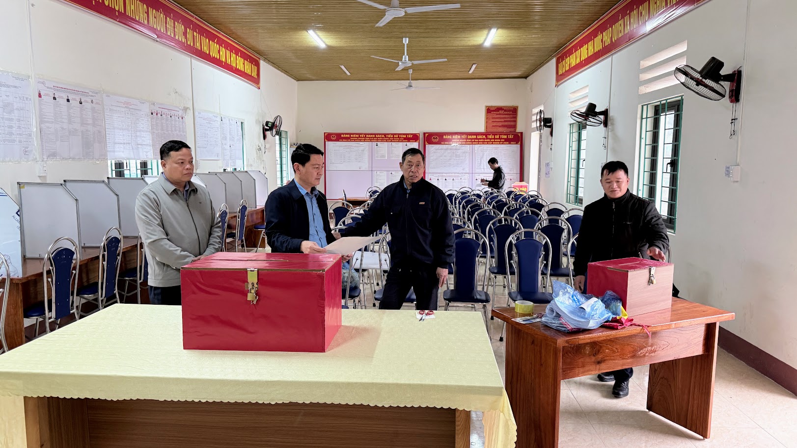 Đồng chí Nguyễn Trung Nguyên, Bí Thư Đảng ủy – Chủ tịch HĐND xã, Trưởng BCĐ Bầu cử xã kiểm tra công tác chuẩn bị cơ sở vật chất, trang trí khánh tiết phục vụ bầu cử tại các đơn vị bầu cử 