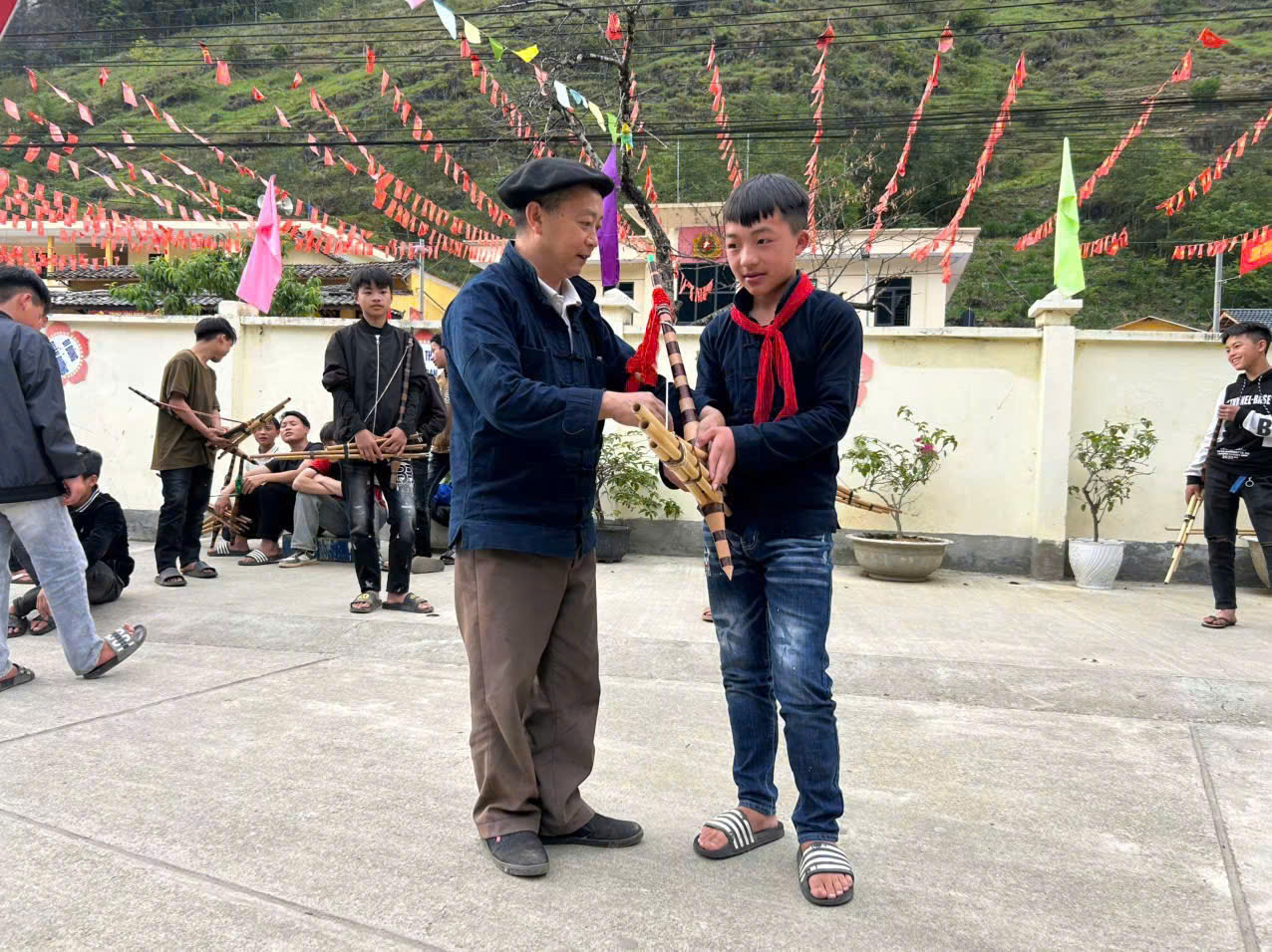 nghệ nh&acirc;n S&ugrave;ng M&iacute; Sử.jpg
