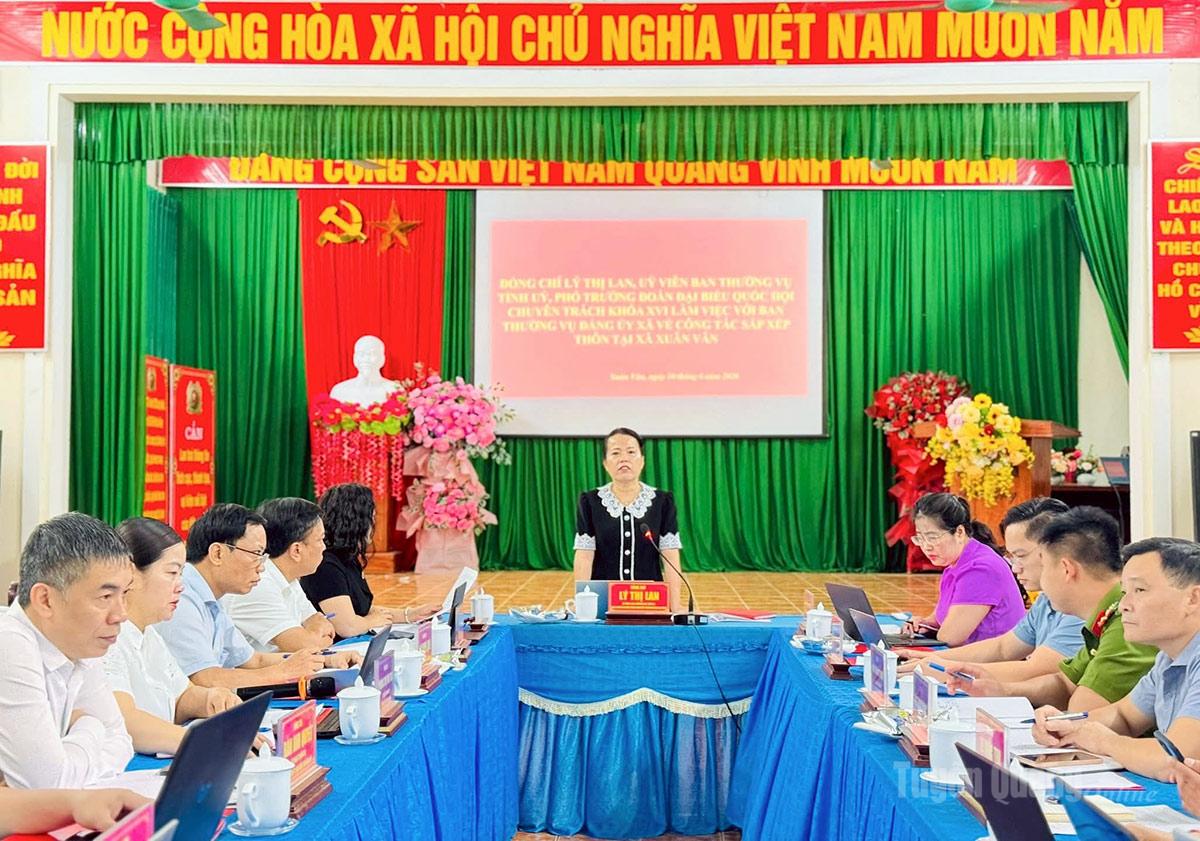 Phó Trưởng đoàn ĐBQH chuyên trách Lý Thị Lan làm việc tại xã Xuân Vân và Tân Long