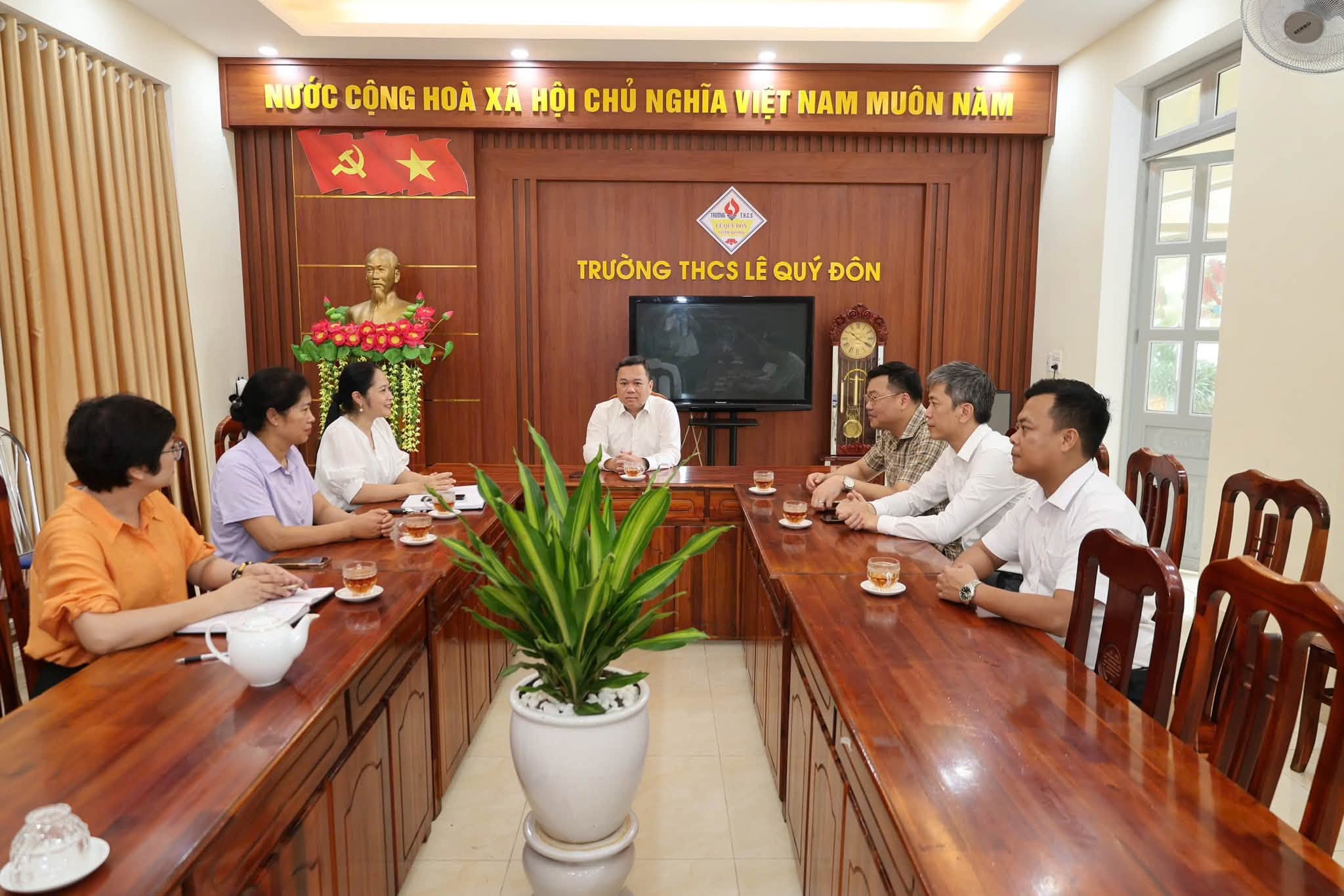 Đồng chí Đỗ Hùng Đức - Kiểm tra công tác chuẩn bị năm học mới tại Trường THCS Lê Quý Đôn.