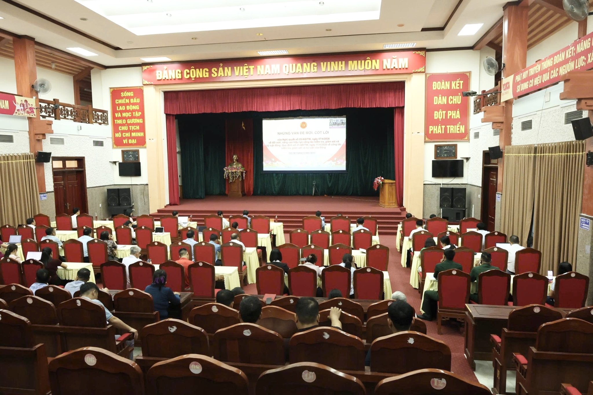 Xã Lâm Bình tham dự Hội nghị toàn quốc nghiên cứu học tập, quán triệt và triển khai thực hiện Nghị quyết Hội nghị lần thứ hai Ban Chấp hành Trung ương Khoá XIV