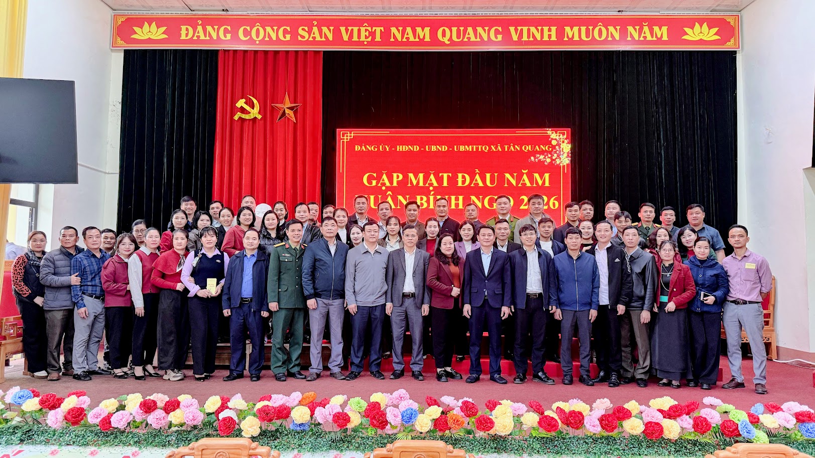 Thường trực Đảng ủy, HĐND, UBND, UBMTTQ xã Tân Quang gặp mặt Công chức, viên chức đầu xuân Bính Ngọ