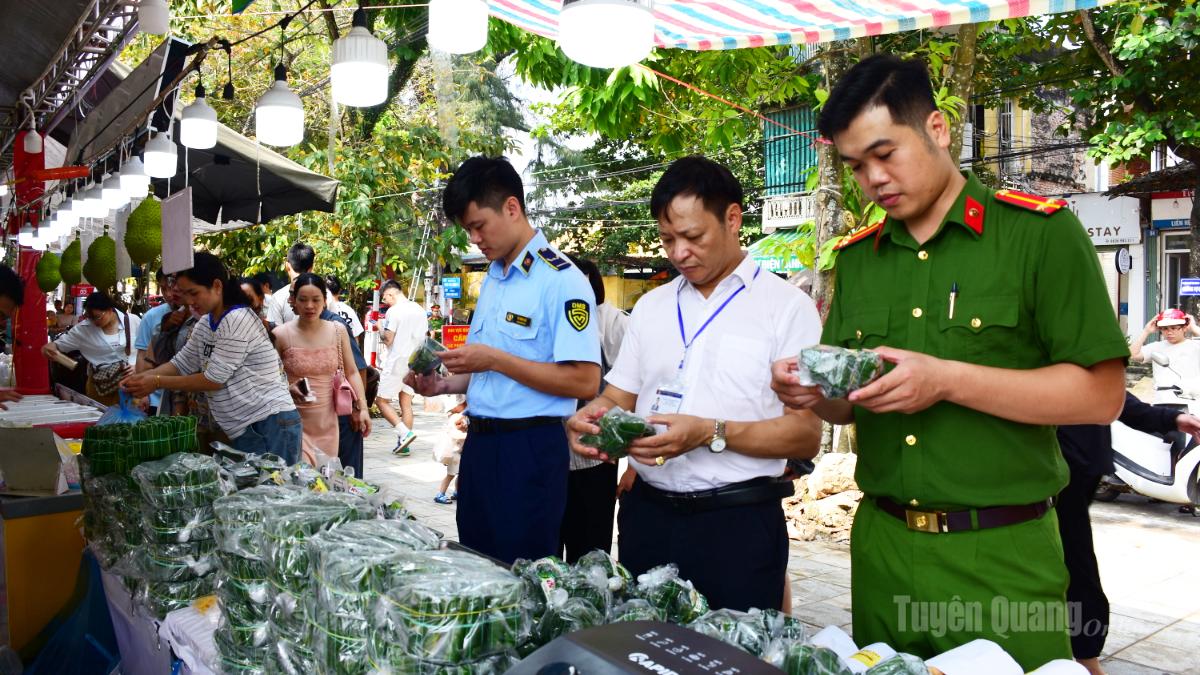 Ra quân kiểm tra an toàn thực phẩm dịp Lễ hội Thành Tuyên
