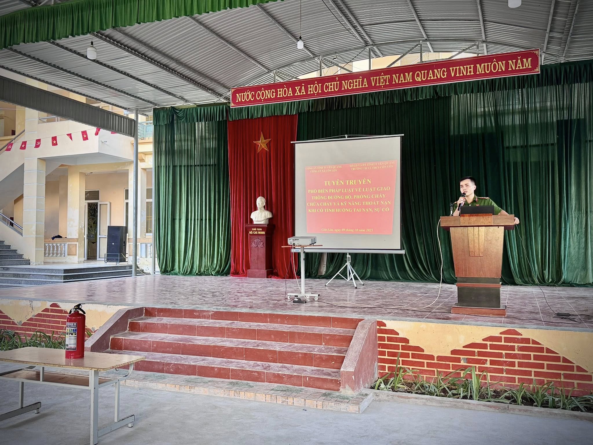 TUYÊN TRUYỀN, PHỔ BIẾN KIẾN THỨC PHÁP LUẬT VỀ LUẬT GIAO THÔNG ĐƯỜNG BỘ, PHÒNG CHÁY, CHỮA CHÁY VÀ KỸ NĂNG THOÁT NẠN KHI CÓ TÌNH HUỐNG TAI NẠN SỰ CỐ