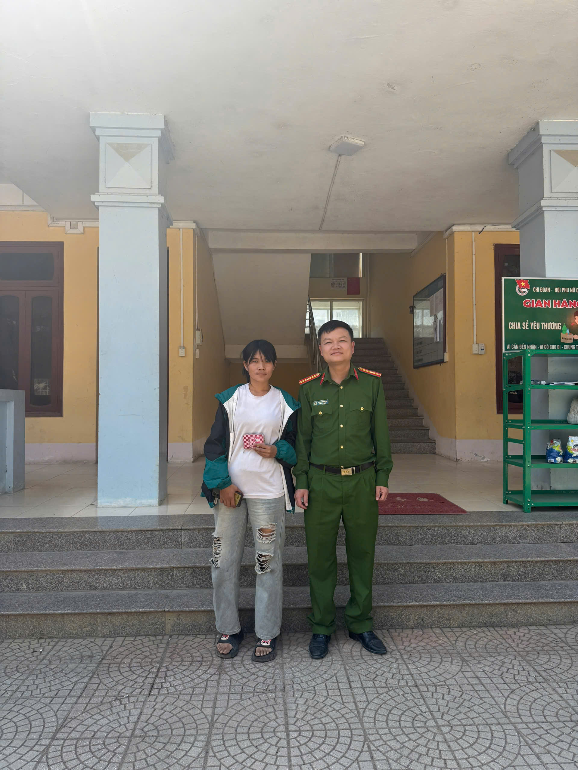 CÔNG AN XÃ ĐỒNG VĂN BÀN GIAO TÀI SẢN BỊ RƠI TRẢ LẠI CHO CÔNG DÂN 