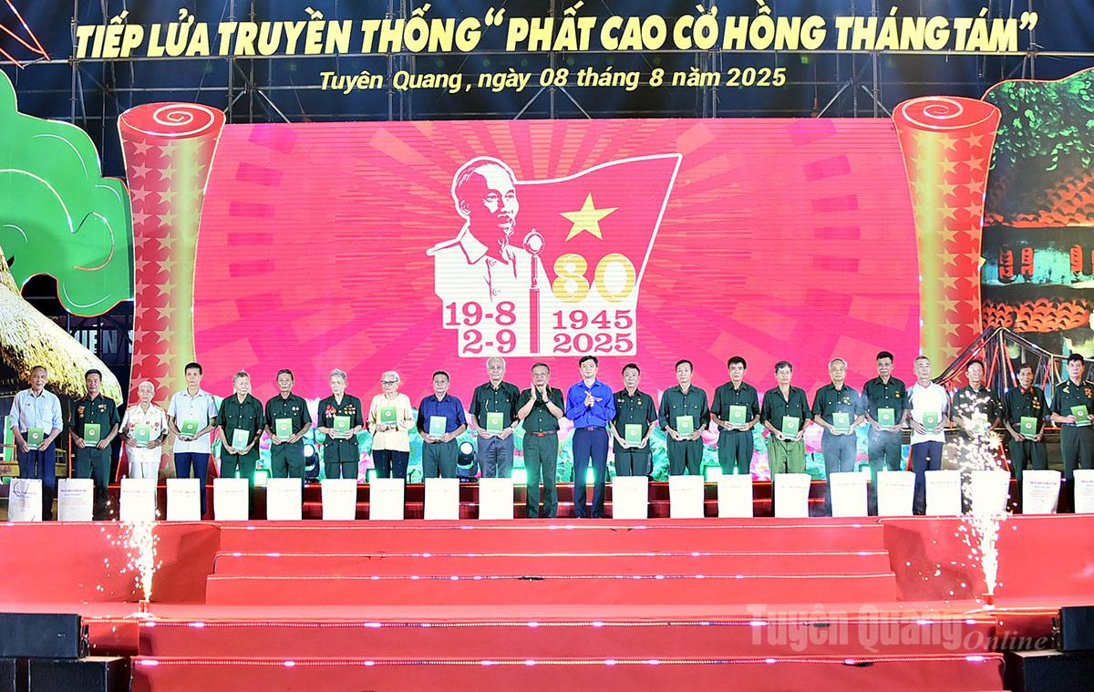 Giao lưu nghệ thuật Tiếp lửa truyền thống  “Phất cao cờ hồng Tháng Tám”