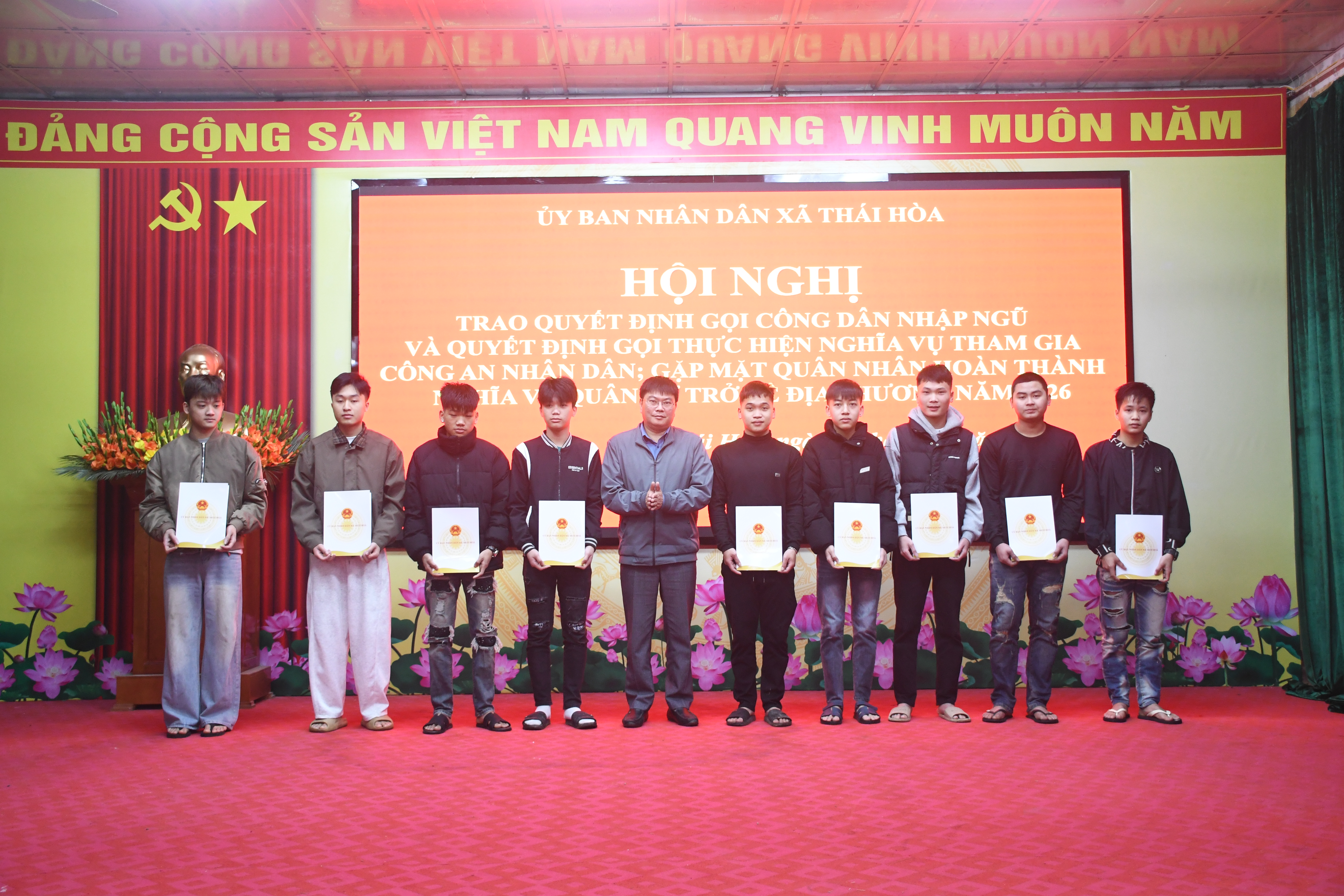 THÁI HÒA TRAO QUYẾT ĐỊNH GỌI CÔNG DÂN NHẬP NGŨ NĂM 2026