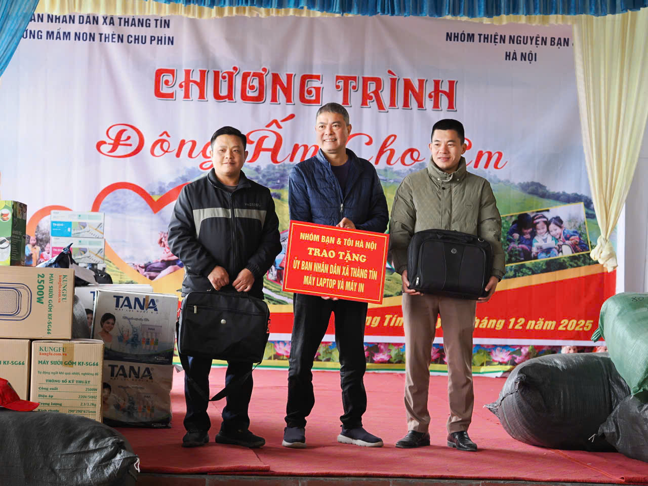 NHÓM THIỆN NGUYỆN “BẠN & TÔI” TRAO QUÀ TẠI TRƯỜNG MẦM NON THÈN CHU PHÌN