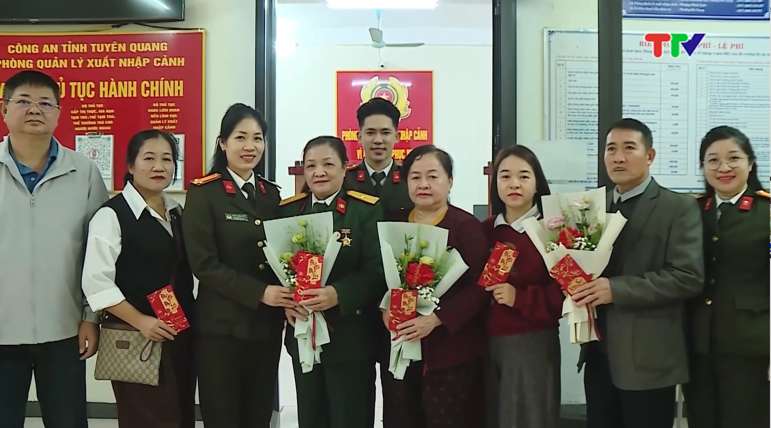 VÌ NHÂN DÂN PHỤC VỤ