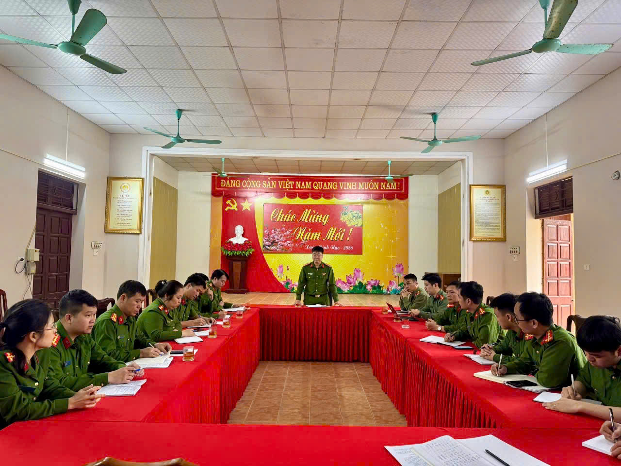 ĐỒNG CHÍ PHÓ GIÁM ĐỐC CÔNG AN TỈNH KIỂM TRA CÔNG TÁC BẢO ĐẢM AN NINH, TRẬT TỰ TẠI CÁC KHU VỰC BỎ PHIẾU TRÊN ĐỊA BÀN XÃ YÊN SƠN 