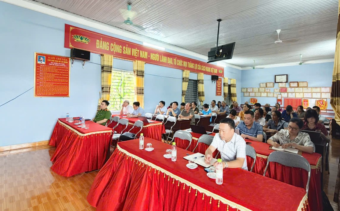 Đoàn công tác UBND xã làm việc về công tác sắp xếp thôn trên địa bàn xã Vị Xuyên.