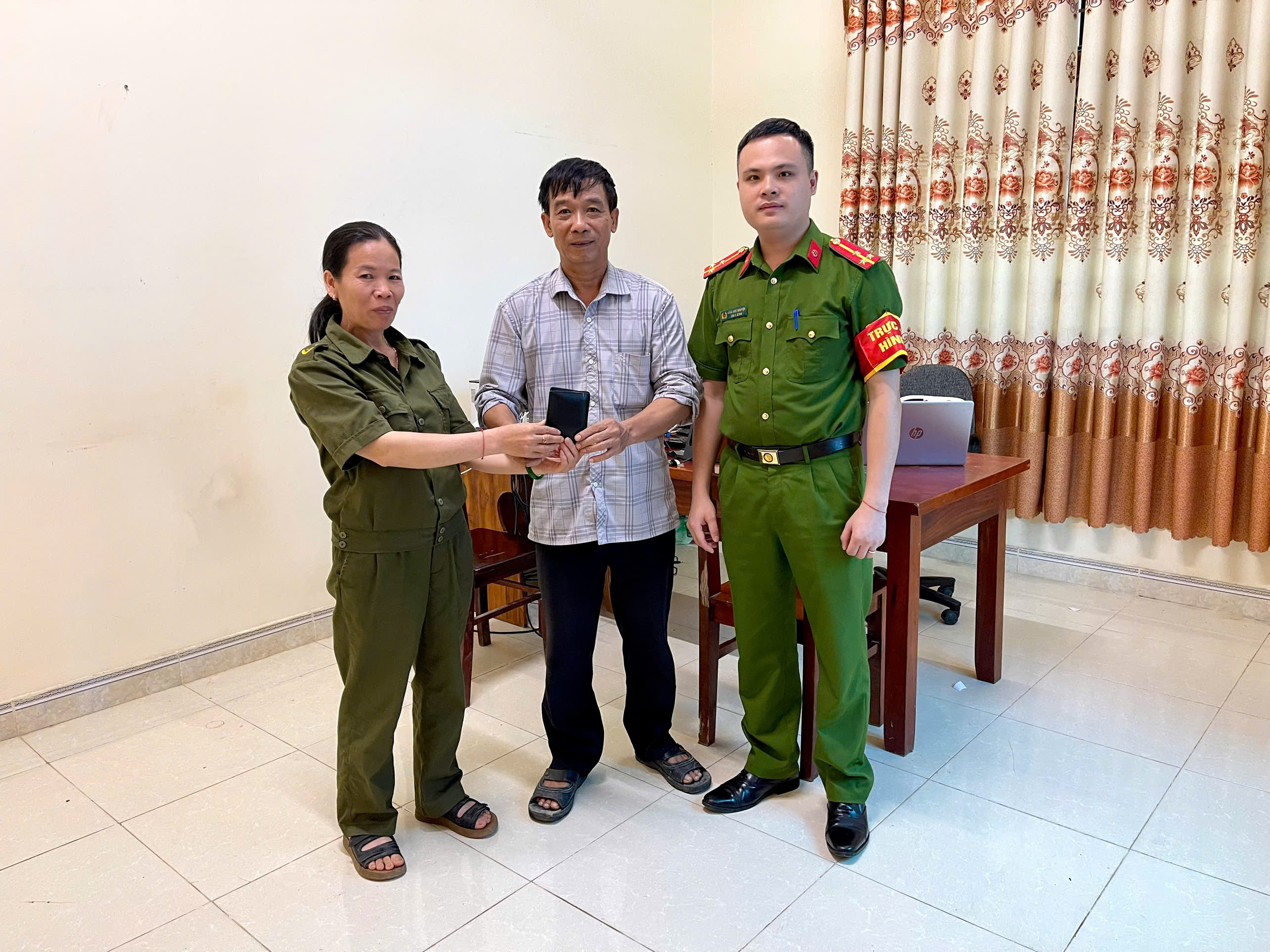GƯƠNG NGƯỜI TỐT, VIỆC TỐT: TỔ VIÊN TỔ AN NINH, TRẬT TỰ THÔN CẦU TREO NHẶT ĐƯỢC CỦA RƠI, TRAO TRẢ NGƯỜI ĐÁNH MẤT