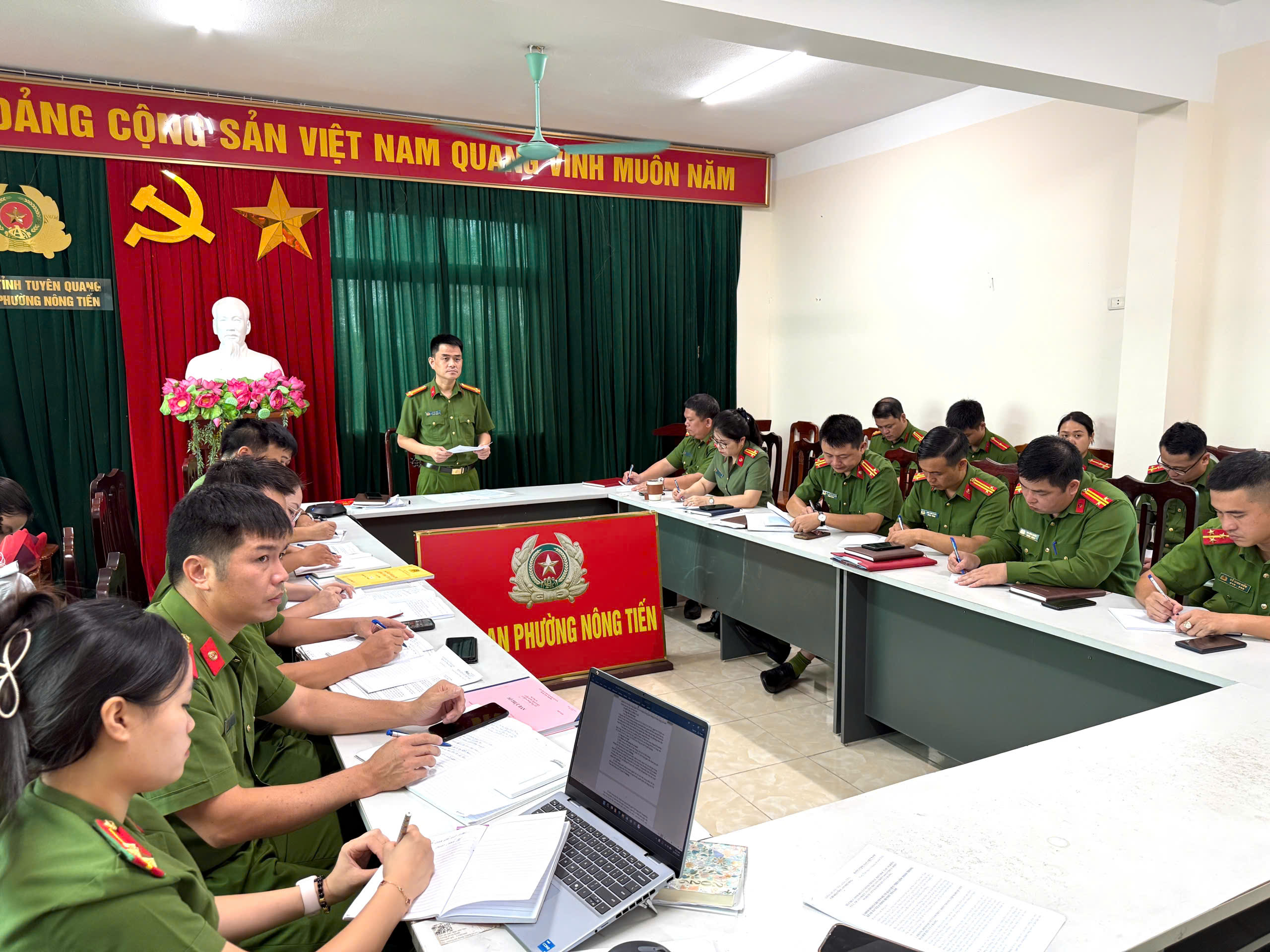 CÔNG AN PHƯỜNG NÔNG TIẾN TỔ CHỨC SINH HOẠT CHÍNH TRỊ ĐẶC BIỆT TRIỂN KHAI NGHỊ QUYẾT ĐẠI HỘI XIV CỦA ĐẢNG