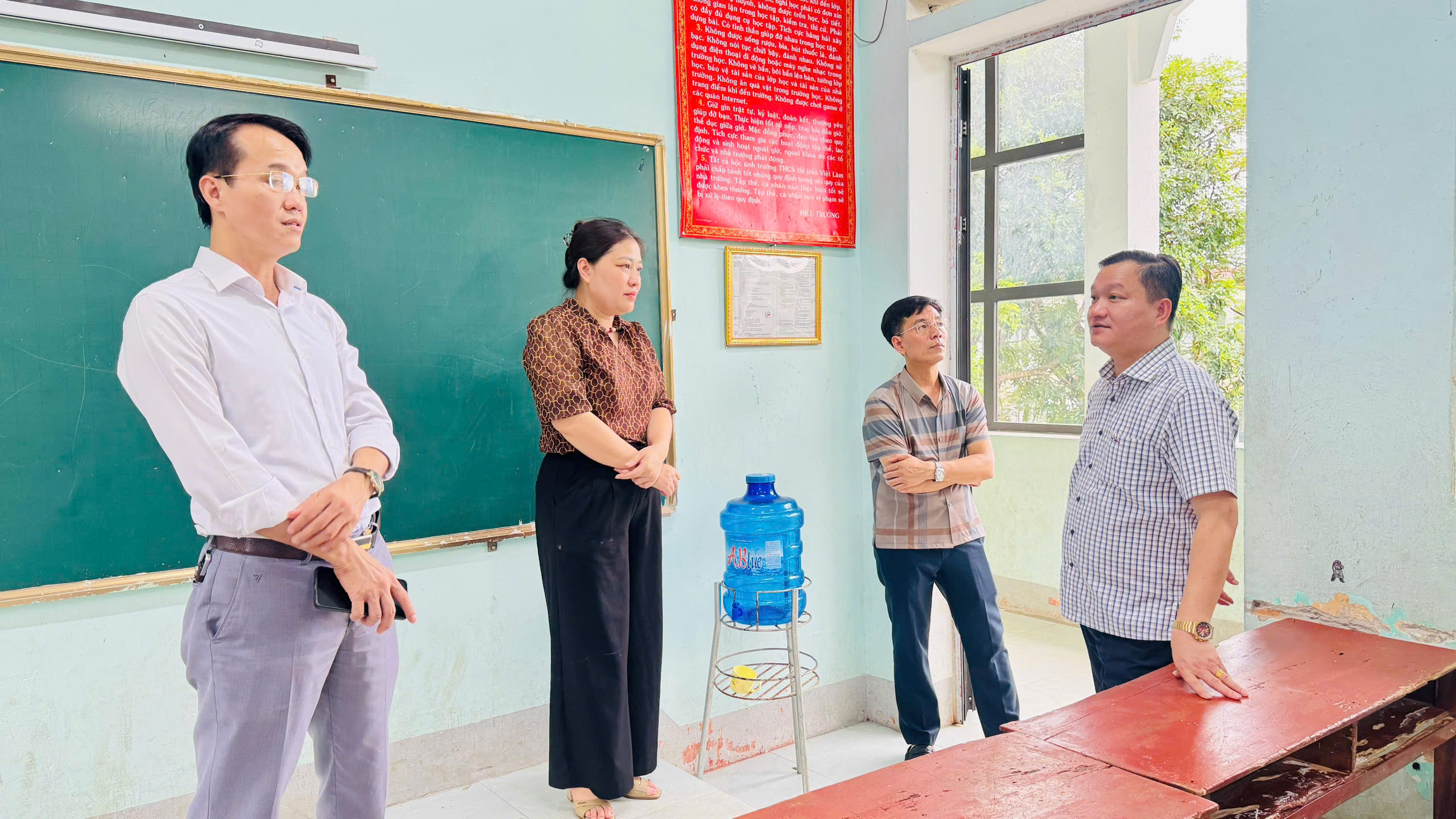 Bí thư Đảng ủy Đinh Thế Mạnh kiểm tra cơ sở vật chất chuẩn bị cho năm học mới tại trường THCS Vị Xuyên