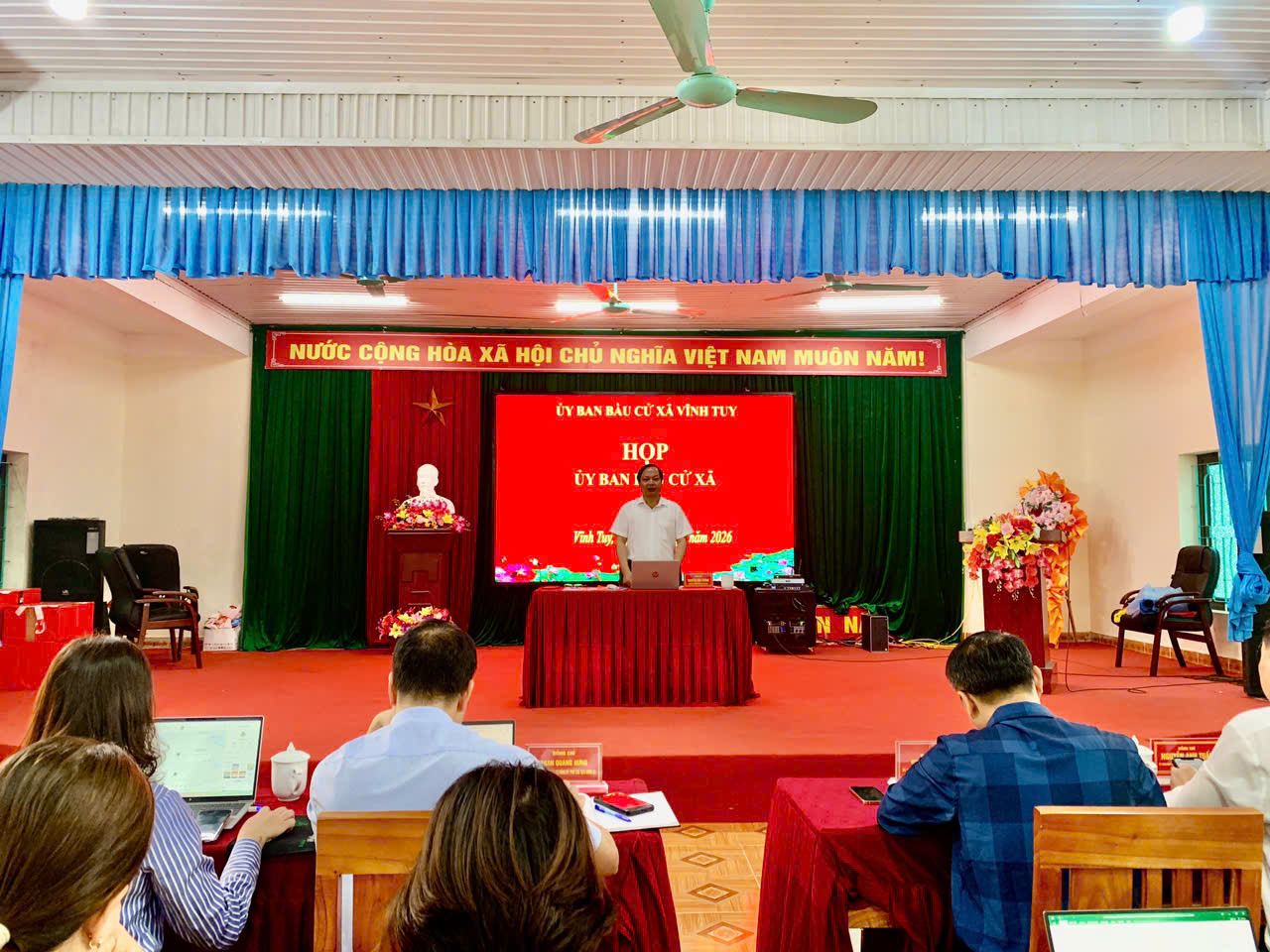 UBND xã Vĩnh Tuy họp xét khen thưởng công tác bầu cử nhiệm kỳ 2021 - 2026