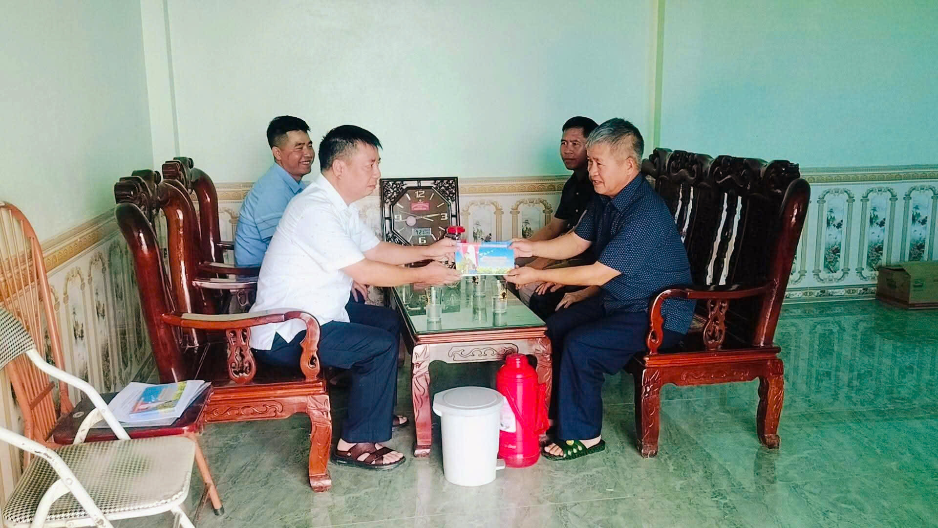 ĐẢNG ỦY, HĐND, UBND, ỦY BAN MTTQ VIỆT NAM XÃ BẢN MÁY THĂM, TẶNG QUÀ CÁC GIA ĐÌNH CHÍNH SÁCH NHÂN KỶ NIỆM 79 NĂM NGÀY THƯƠNG BINH - LIỆT SĨ (27/7/1947 - 27/7/2026)