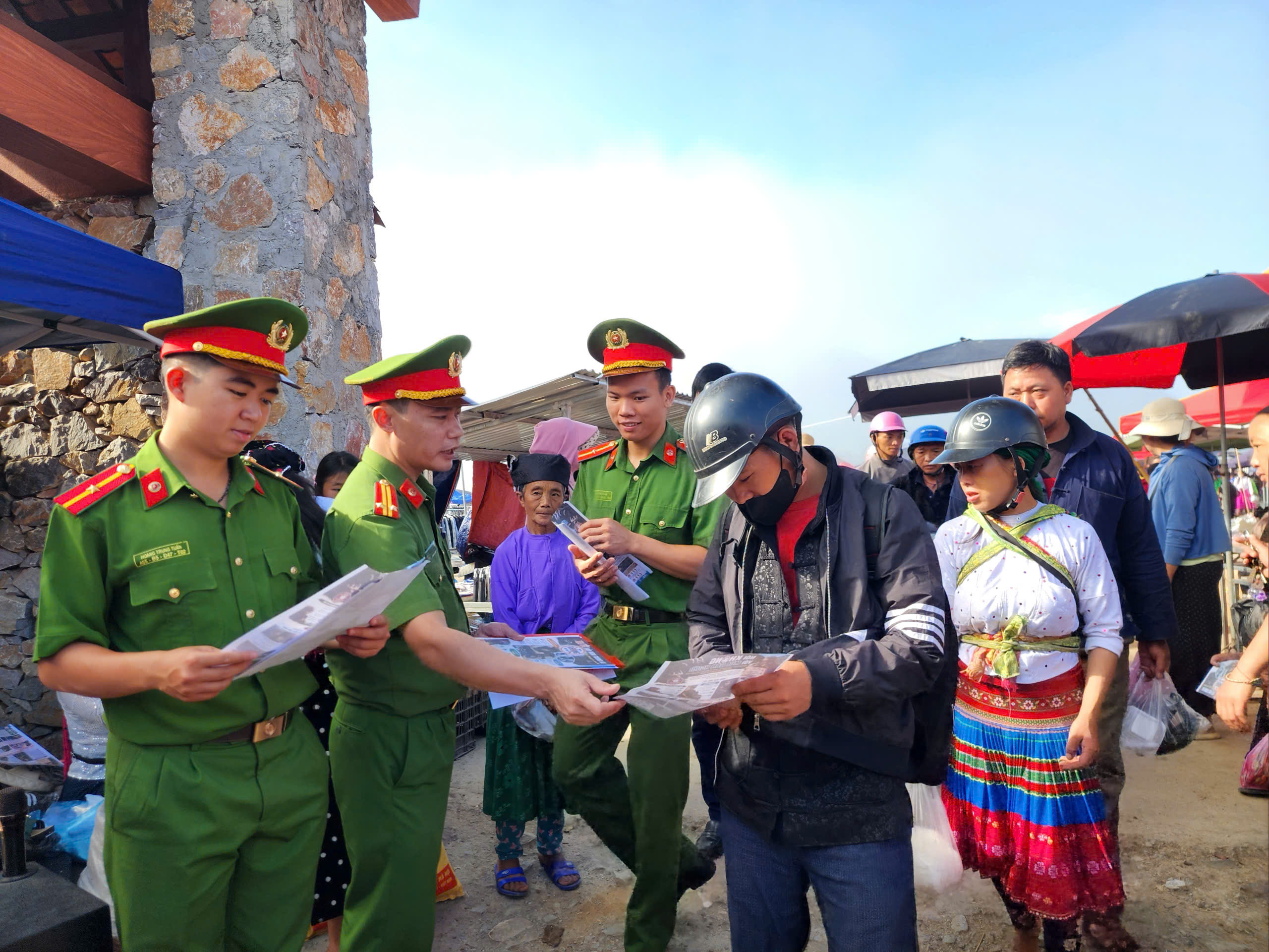 CÔNG AN XÃ LŨNG PHÌN TUYÊN TRUYỀN PHÁP LUẬT VỀ PHÒNG, CHỐNG MA TÚY VÀ MUA BÁN NGƯỜI