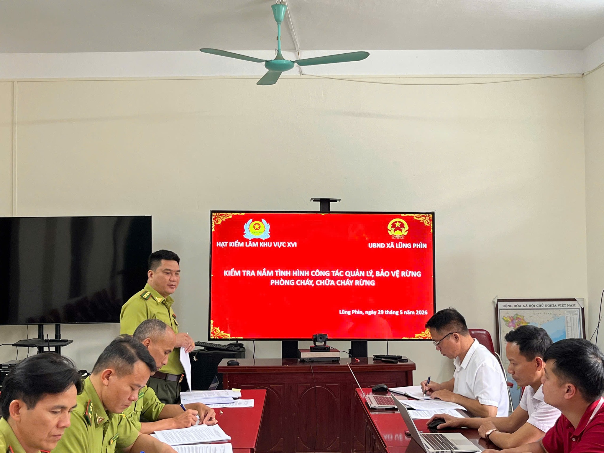 Hạt Kiểm lâm khu vực XVI làm việc với UBND xã Lũng Phìn