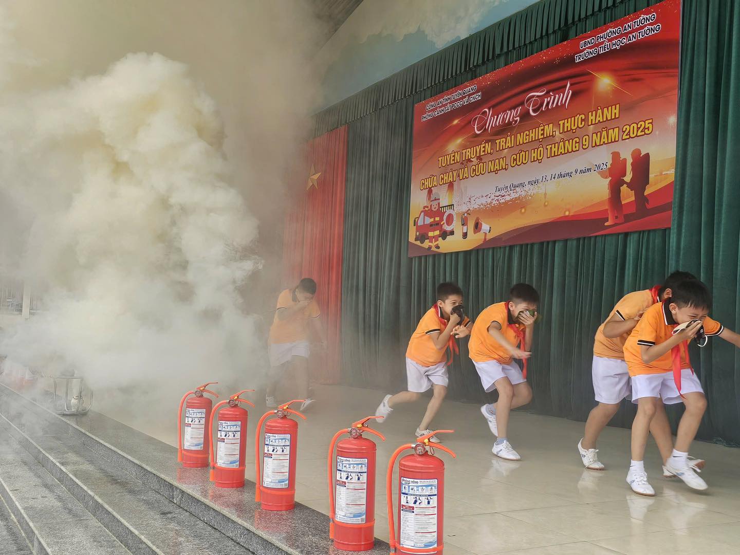 SÔI ĐỘNG CÁC HOẠT ĐỘNG TRẢI NGHIỆM, THỰC HÀNH CHỮA CHÁY VÀ CỨU NẠN, CỨU HỘ