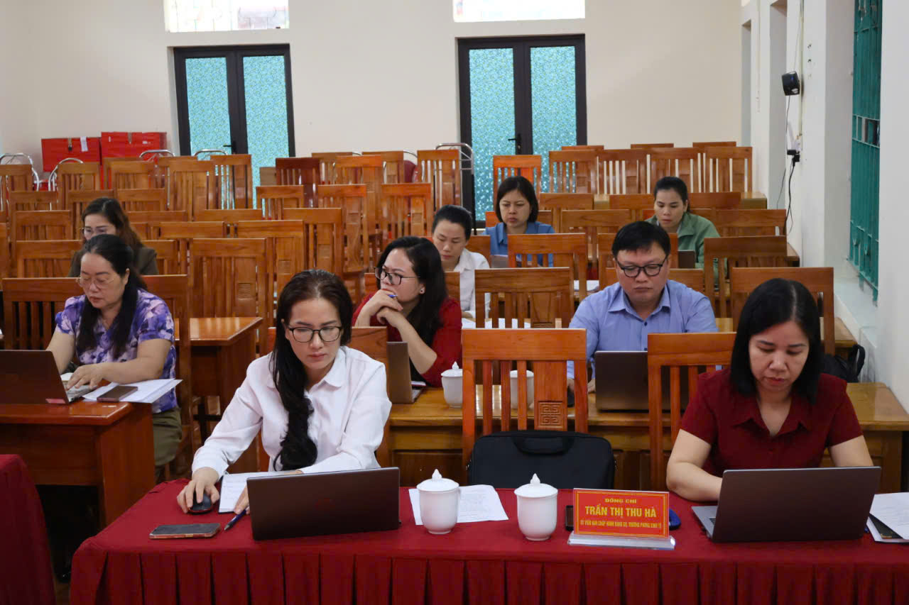 Họp s&aacute;ng 19..jpg