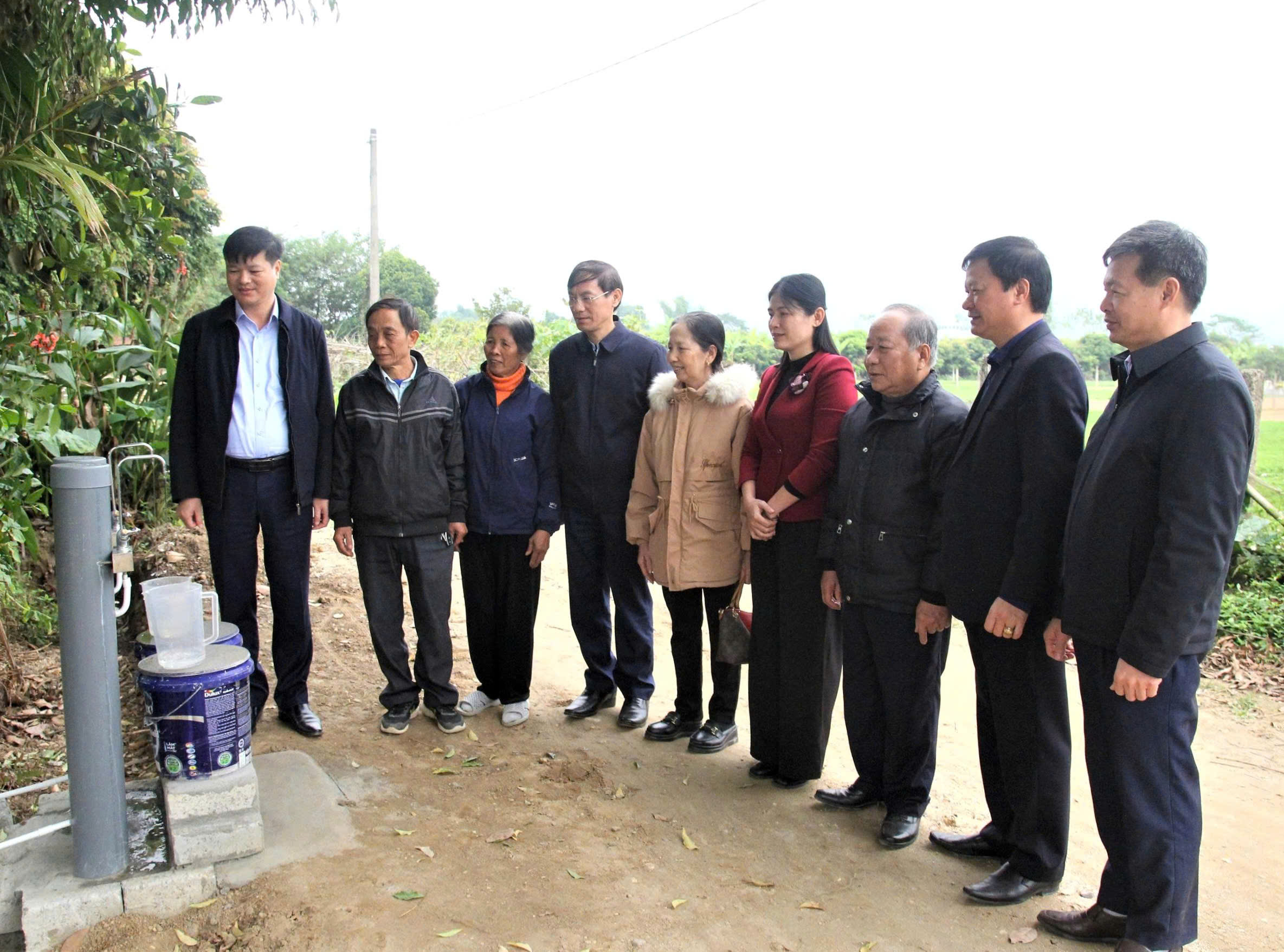 Các đồng chí lãnh đạo Đảng ủy, HĐND, UBND phường trao hỗ trợ bình lọc nước sạch cho các hộ dân tại tổ dân phố Hưng Thành 2, phường An Tường