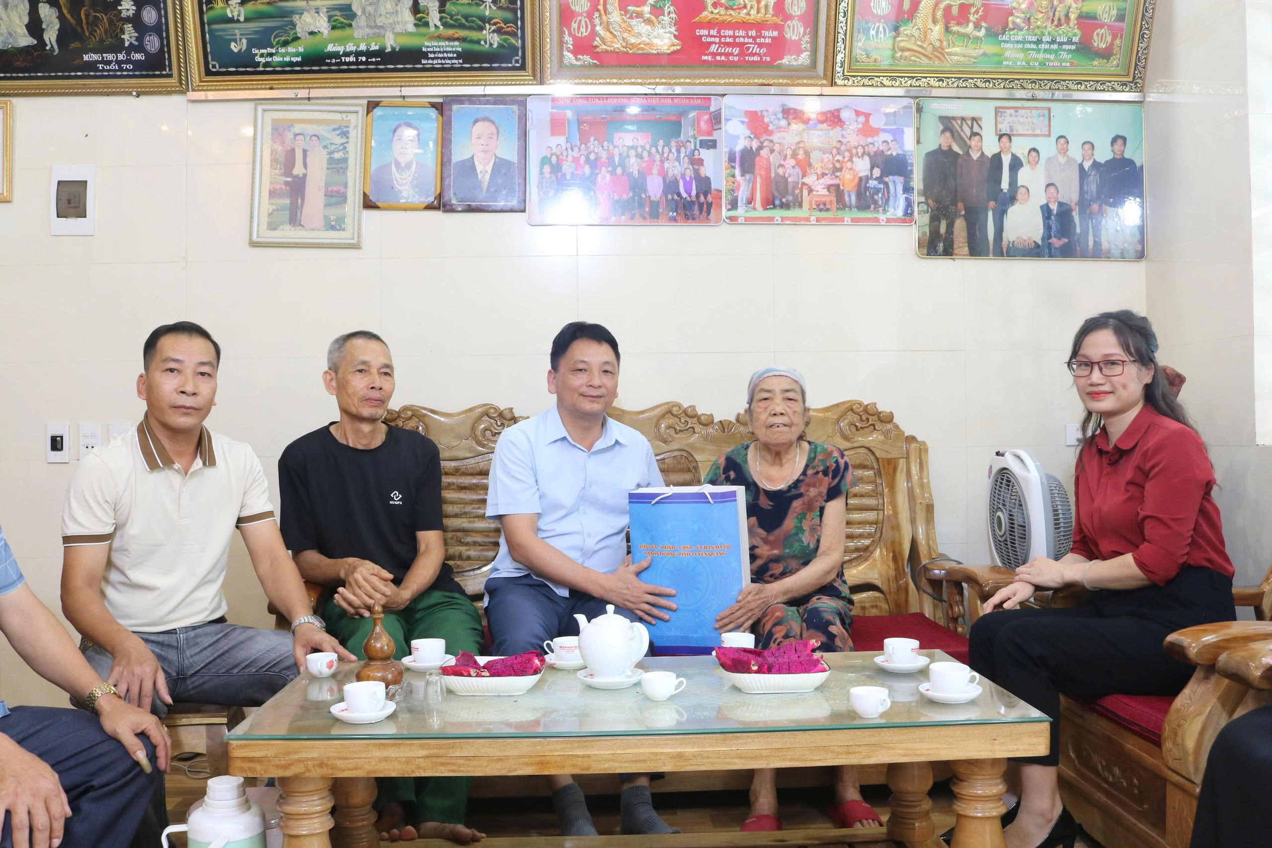 Chủ tịch Uỷ ban nhân dân xã Phùng Việt Hưng thăm, tặng quà nhân ngày Quốc tế Người cao tuổi