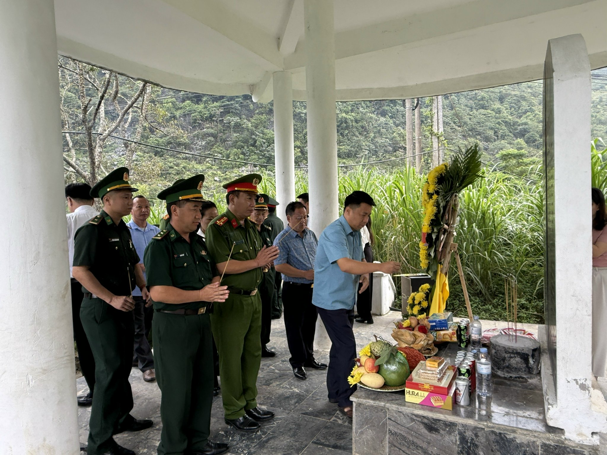 dâng hương 4.jpg
