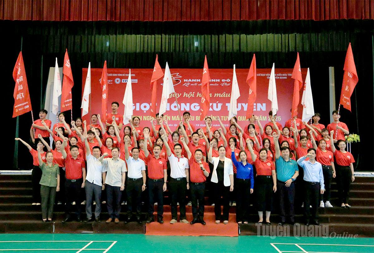 Trên 1.000 người tham gia Hành trình đỏ năm 2025