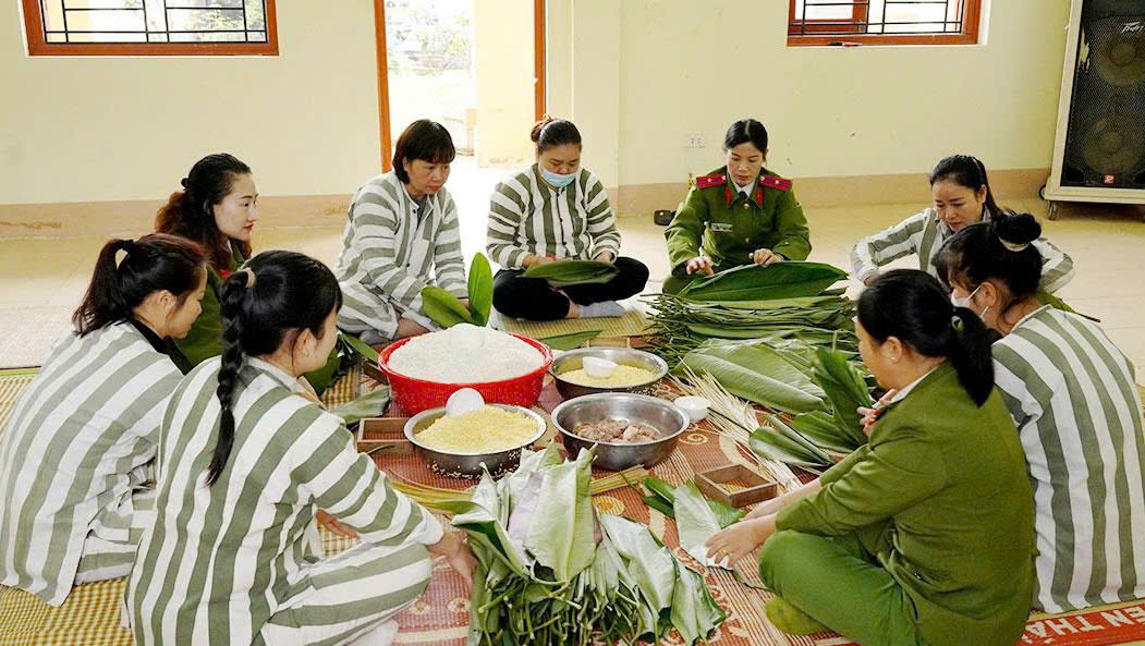 TINH THẦN NHÂN VĂN PHÍA SAU SONG SẮT