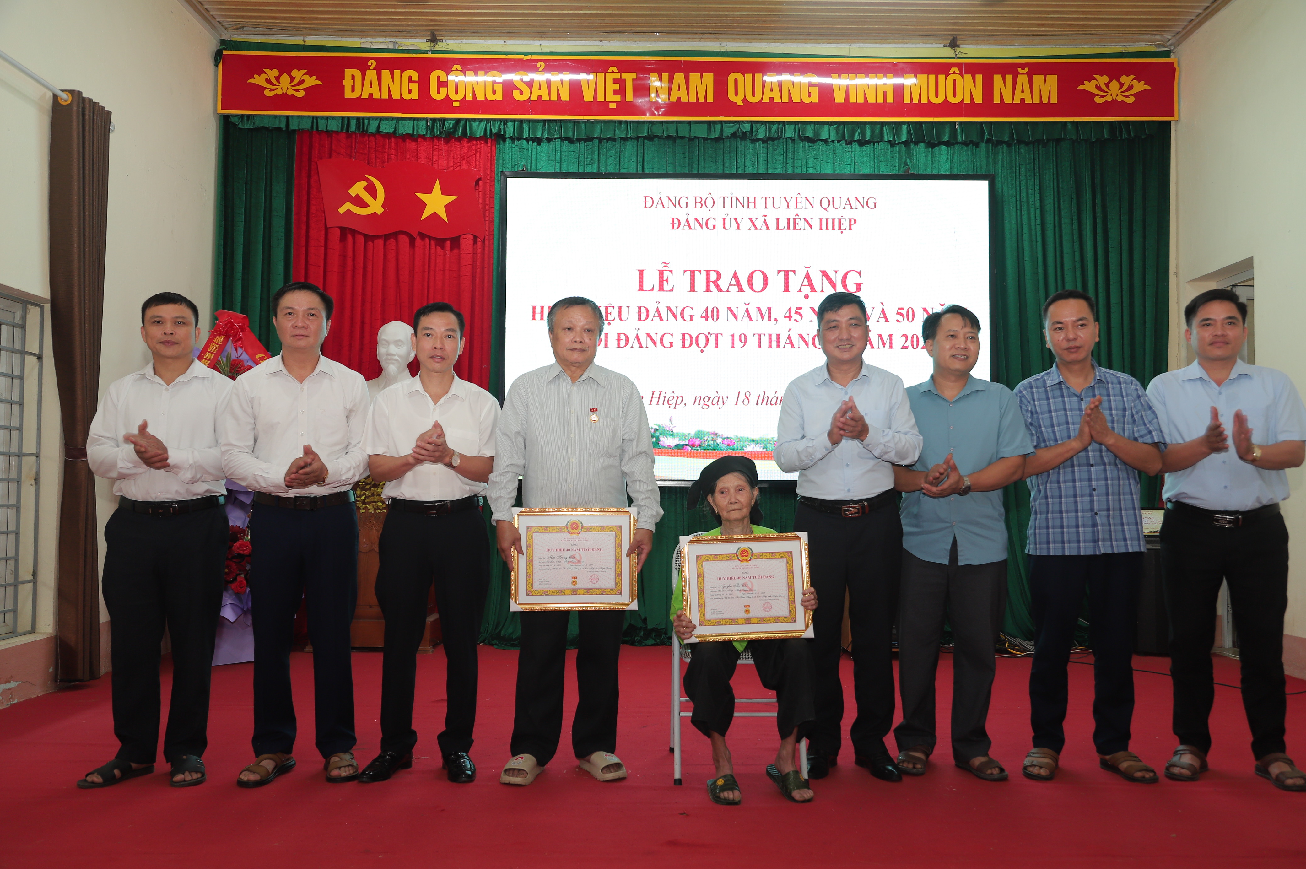 Đảng uỷ xã Liên Hiệp tổ chức Lễ trao tặng huy hiệu Đảng đợt 19/5