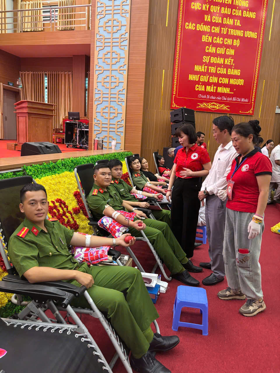 TUỔI TRẺ CÔNG AN XÃ VỊ XUYÊN HƯỞNG ỨNG NGÀY HỘI HIẾN MÁU TÌNH NGUYỆN