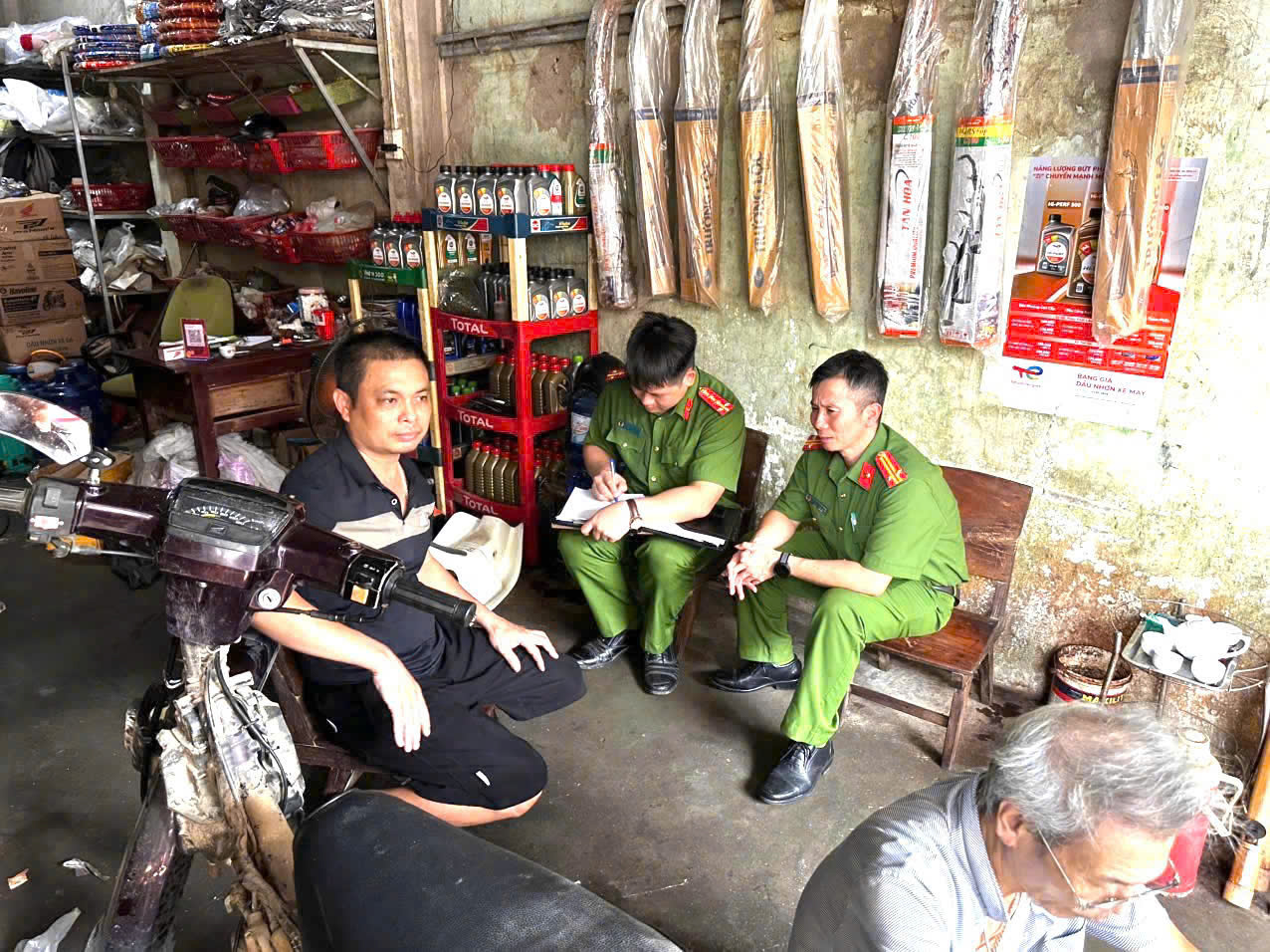 CÔNG AN XÃ XUÂN VÂN TUYÊN TRUYỀN, HƯỚNG DẪN, KIỂM TRA AN TOÀN PCCC VÀ CNCH TẠI CÁC CƠ SỞ KINH DOANH, SỬA CHỮA XE ĐIỆN