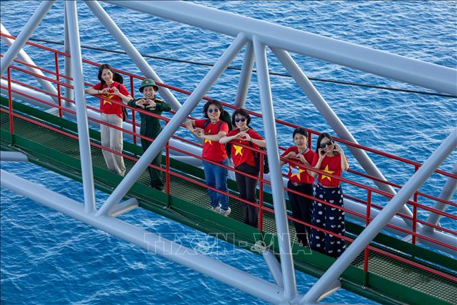 Đem cờ Tổ quốc ra nơi đầu sóng ngọn gió Trường Sa