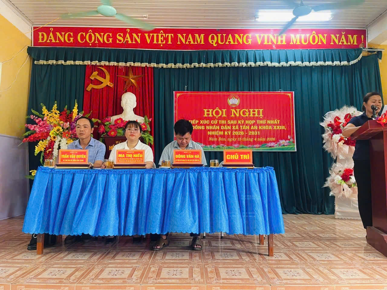 ĐỒNG CHÍ ĐỒNG VĂN HÀ - ỦY VIÊN BTV ĐẢNG ỦY, PHÓ CHỦ TỊCH UBND XÃ CÙNG TỔ ĐẠI BIỂU SỐ 1 HĐND XÃ TÂN AN TI  ẾP XÚC CỬ TRI TẠI THÔN NẶM BÚN XÃ TÂN AN