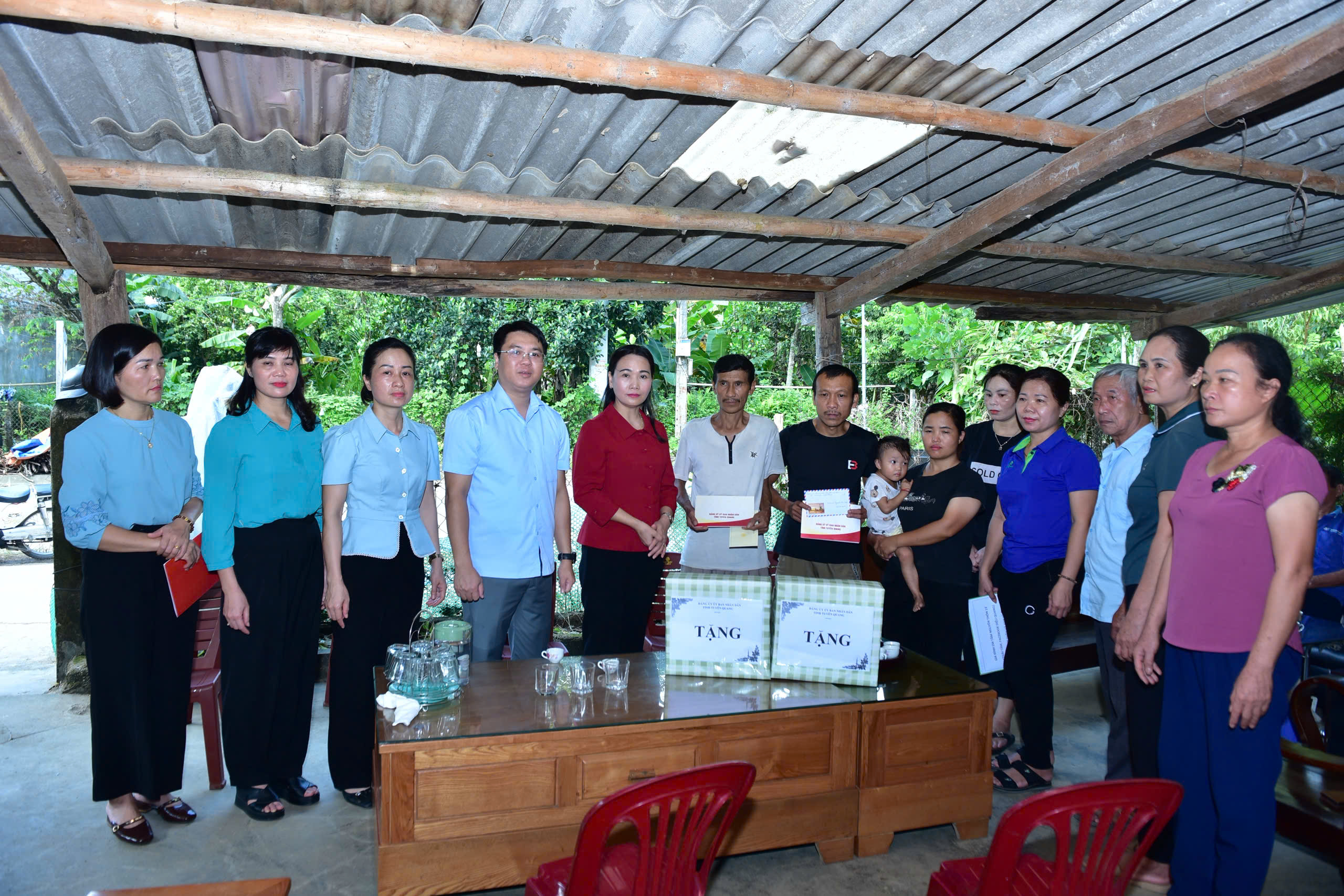 Đồng chí Phó Bí thư Thường trực chuyên trách Đảng ủy UBND tỉnh Nông Thị Bích Huệ  trao hỗ trợ cho các hộ dân có nhà bị thiệt hại do bão số 10 tại xã Nà Hang
