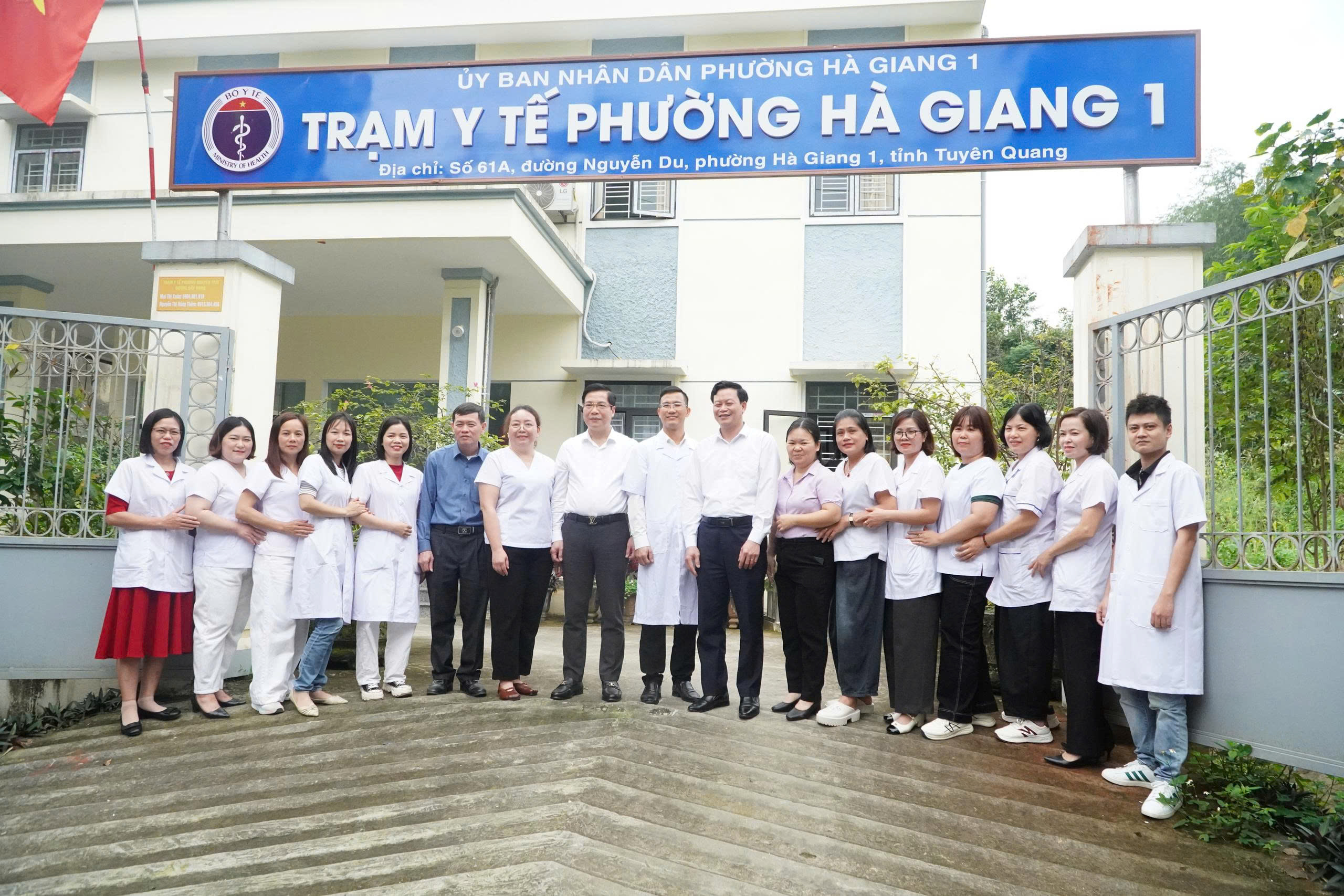 LÃNH ĐẠO PHƯỜNG HÀ GIANG 1 THĂM VÀ CHÚC MỪNG CÁC ĐƠN VỊ Y TẾ NHÂN NGÀY 27/2.