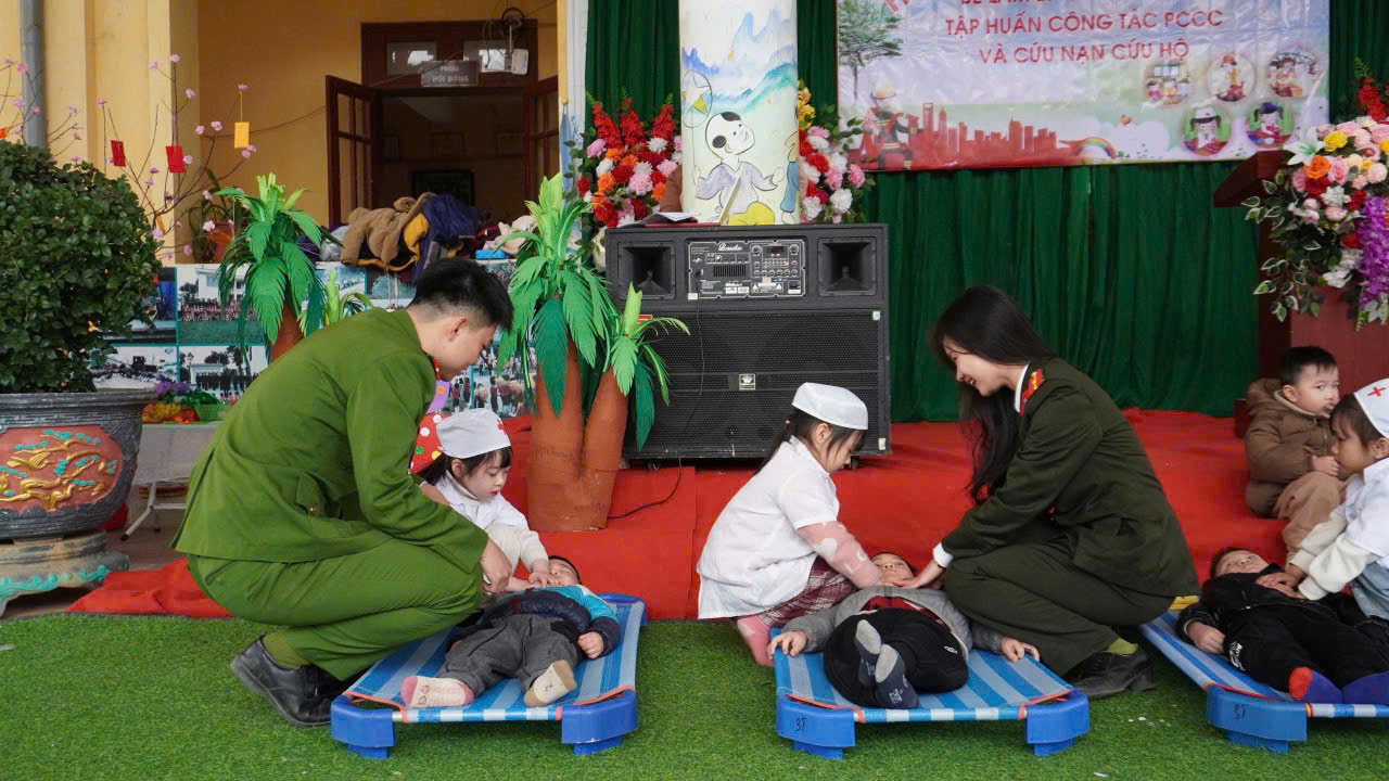 CÔNG AN XÃ XUÂN VÂN TỔ CHỨC TUYÊN TRUYỀN, TRẢI NGHIỆM VÀ THỰC HÀNH KỸ NĂNG PHÒNG CHÁY, CHỮA CHÁY, CỨU NẠN CỨU HỘ TẠI TRƯỜNG MẦM NON TRUNG TRỰC