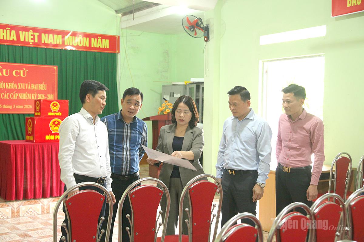 Đồng chí Lý Thị Lan, Ủy viên BTV Tỉnh ủy, Trưởng đoàn Đại biểu Quốc hội chuyên trách tỉnh Tuyên Quang kiểm tra công tác chuẩn bị bầu cử tại các xã: Ngọc Đường, Tùng Bá, Thuận Hòa