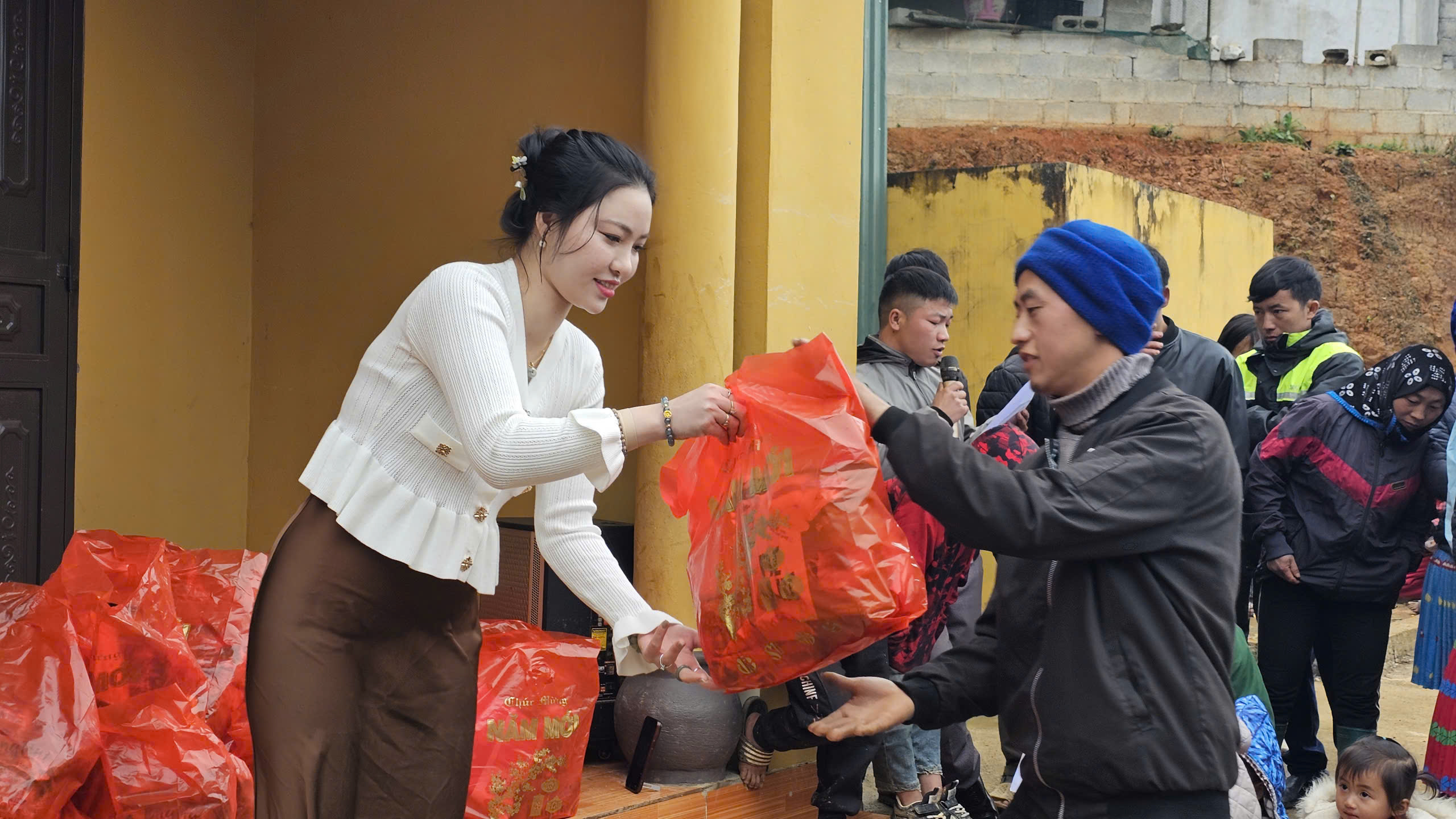 Chung tay mang Tết ấm đến người dân vùng khó thôn Lũng Vai