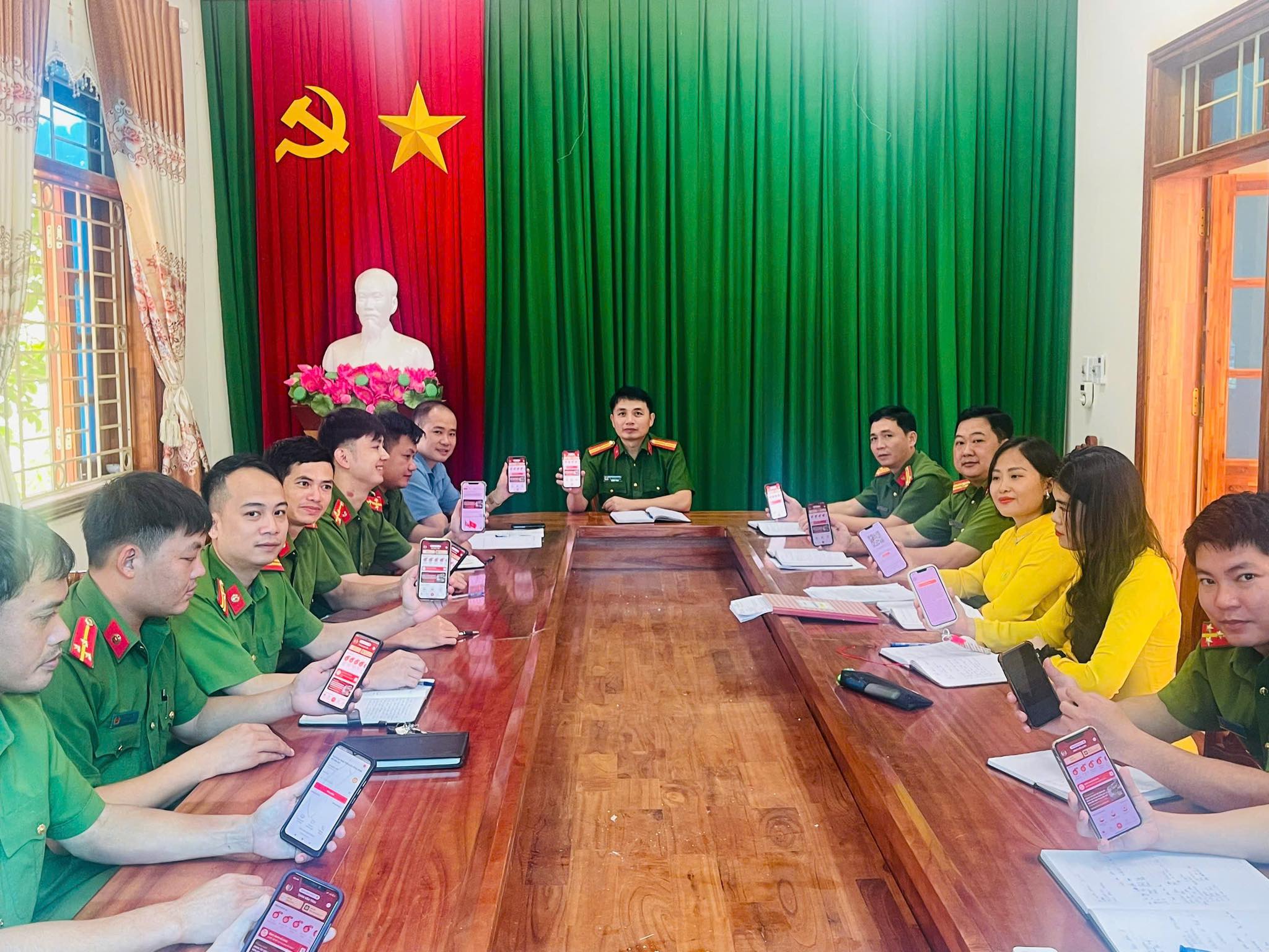 CÔNG AN XÃ BẠCH XA CHUNG TAY HƯỚNG VỀ ĐỒNG BÀO VÙNG LŨ TRÊN NỀN TẢNG VNEID
