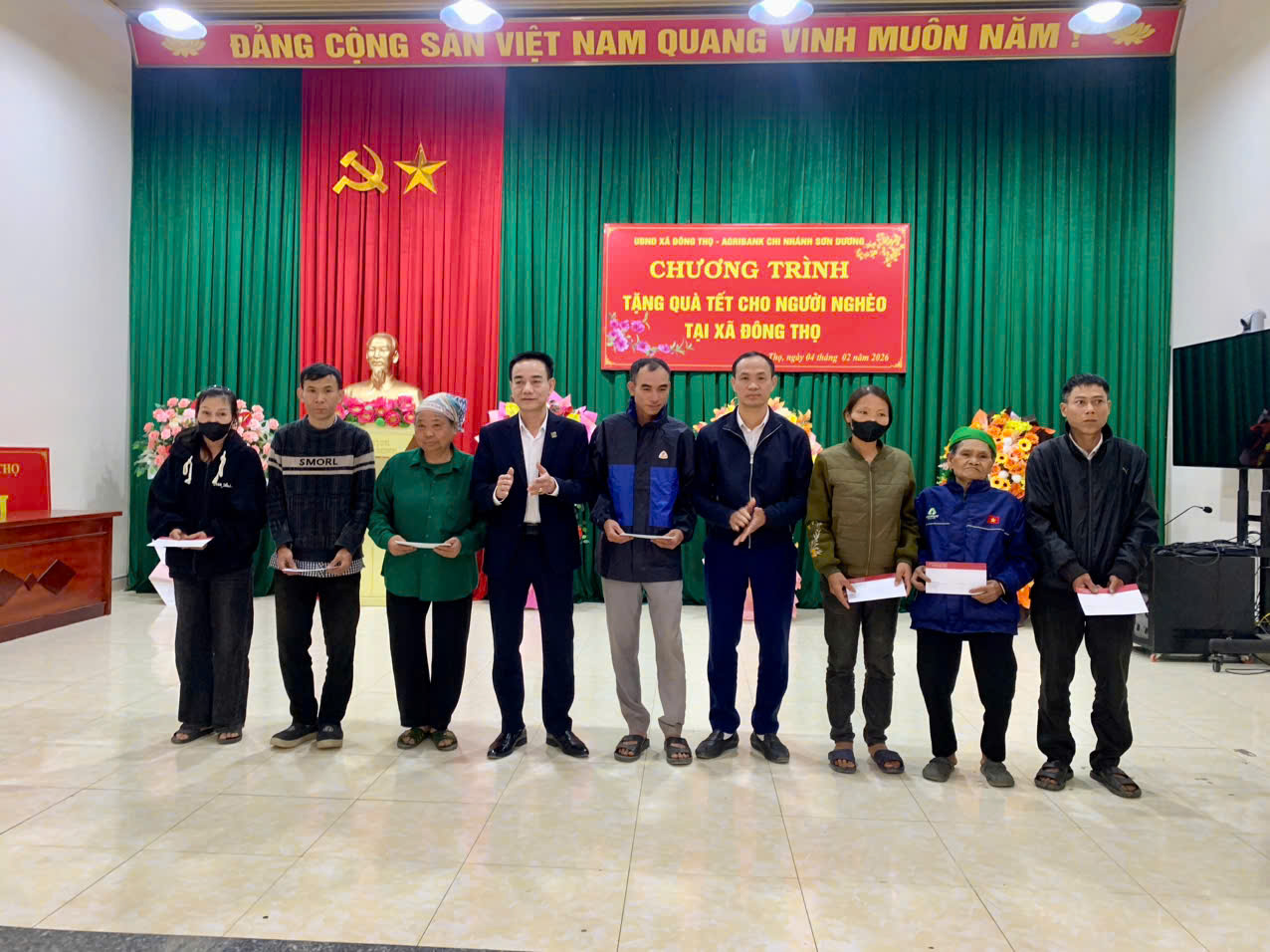 Ngân hàng Agribank Sơn Dương trao quà Tết Xuân Bính Ngọ 2026 cho các hộ gia đình khó khăn.