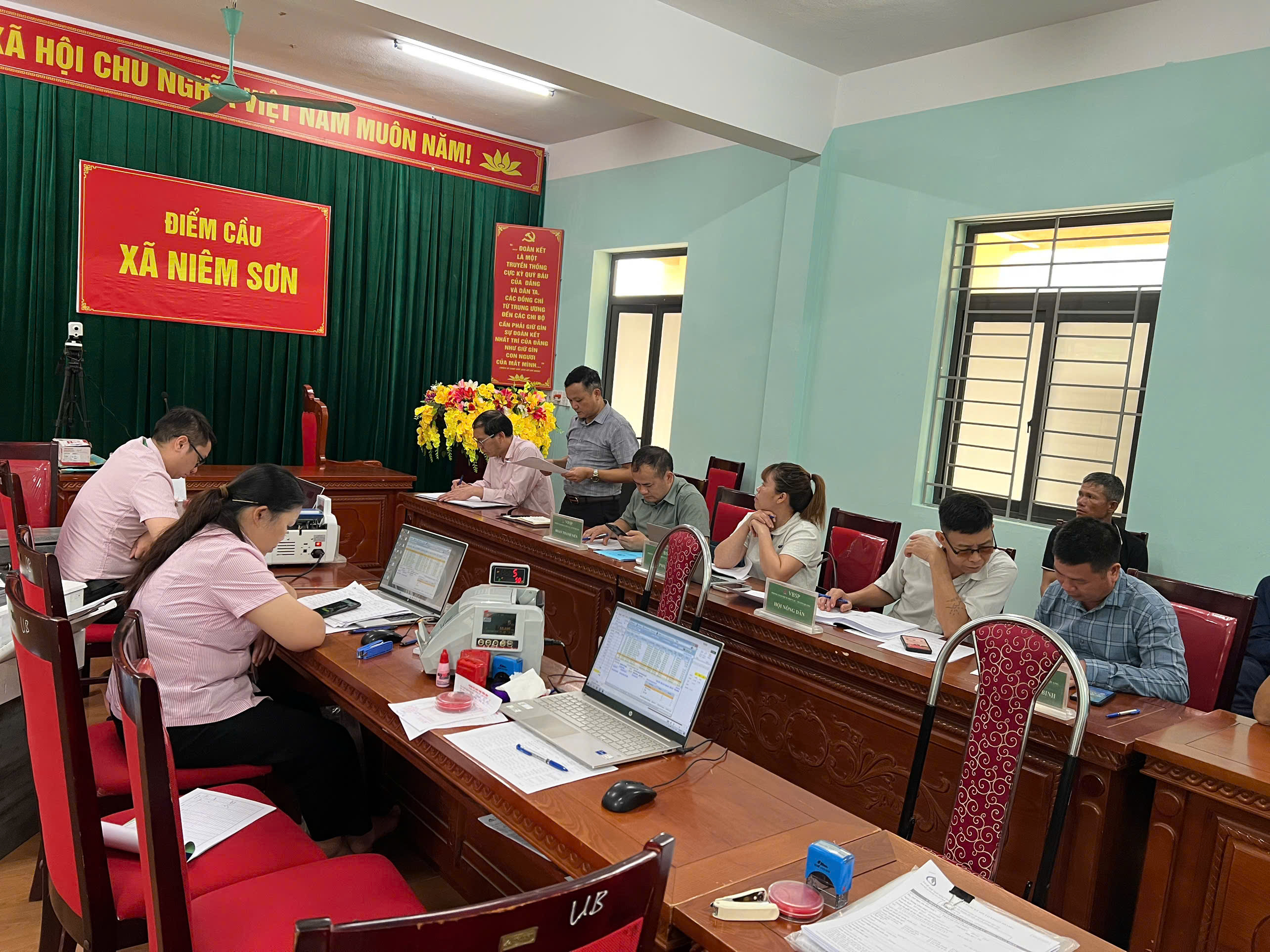 Phòng giao dịch Ngân hàng Chính sách xã hội (NHCSXH) Mèo Vạc tổ chức giao ban giao dịch tại Điểm giao dịch xã Niêm Sơn 