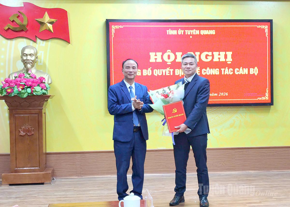 Ban Thường vụ Tỉnh ủy công bố quyết định công tác cán bộ tại Đảng bộ xã Quản Bạ 