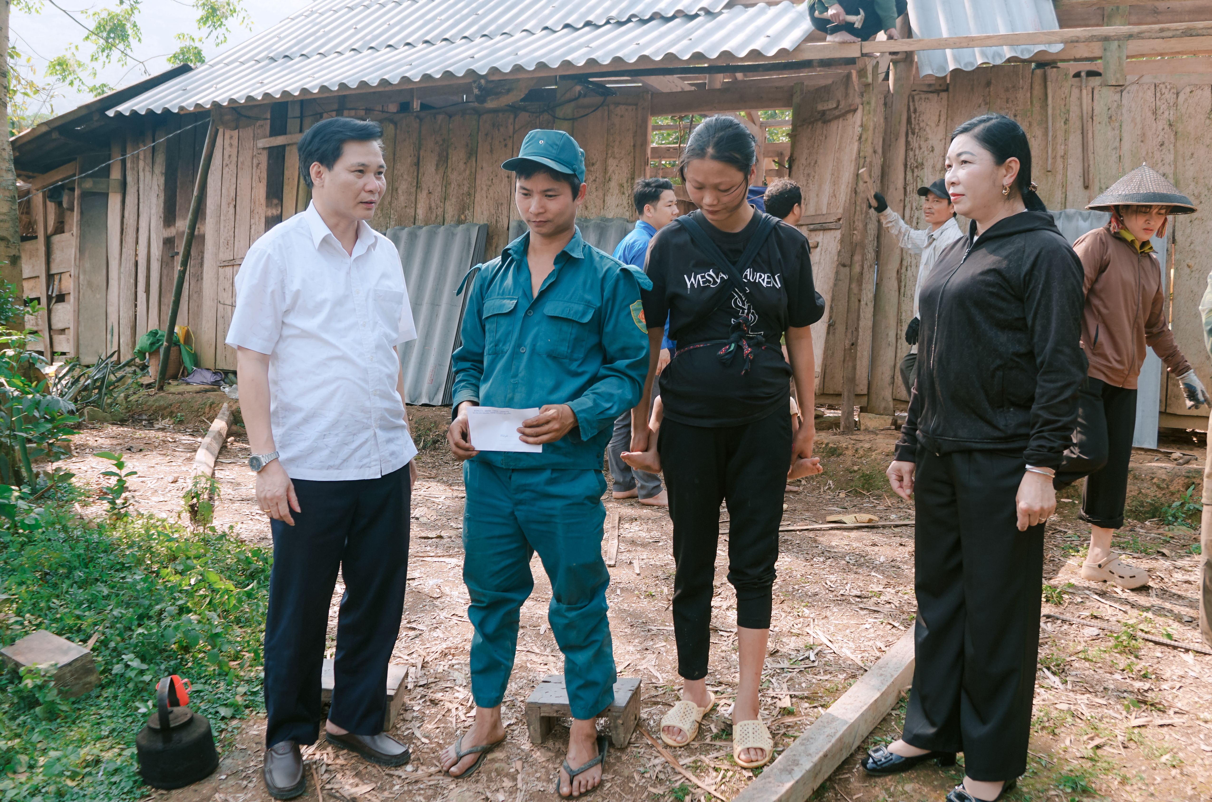 Lãnh đạo xã Xuân Giang trực tiếp kiểm tra, hỗ trợ người dân khắc phục hậu quả do thiên tai gây ra