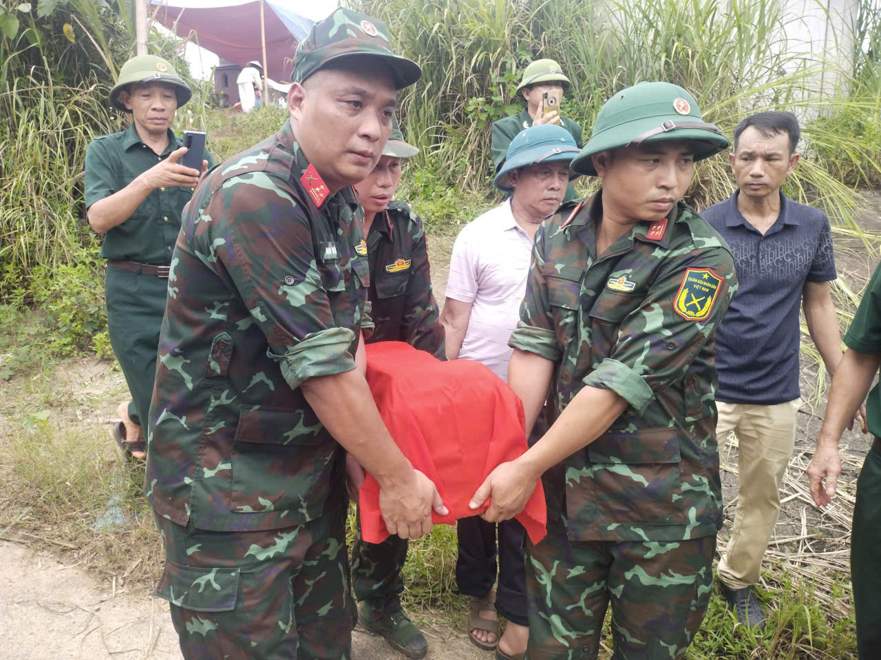 BCĐ khảo s&aacute;t 4 ng&ocirc;i mộ v&ocirc; danh s&aacute;ng 26 6 th 8 b&ecirc; l&ecirc;n xe.jpg