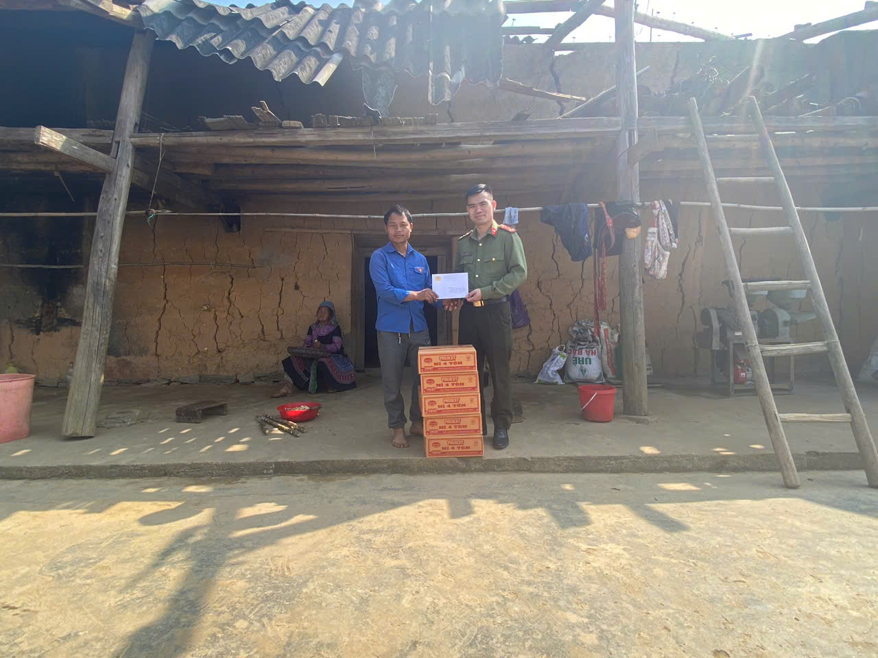 CÔNG AN XÃ XÍN MẦN THĂM HỎI, HỖ TRỢ VÀ ĐỘNG VIÊN GIA ĐÌNH BỊ ẢNH HƯỞNG DO MƯA LƠN, GIÓ MẠNH