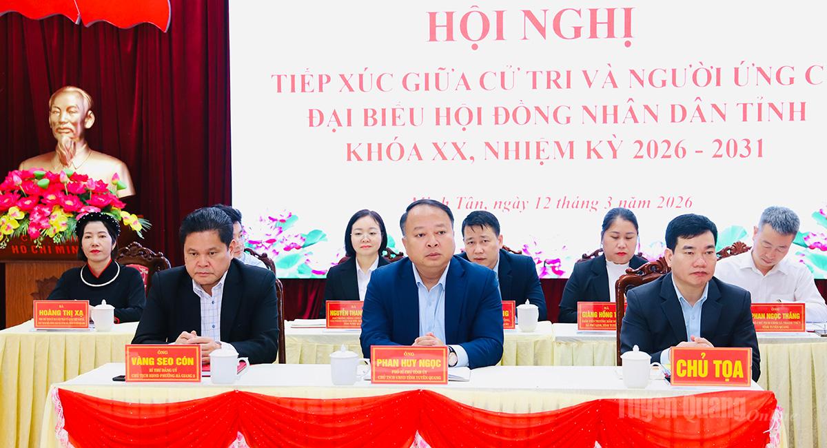 Chủ tịch UBND tỉnh Phan Huy Ngọc và các ứng cử viên đại biểu HĐND tỉnh tiếp xúc cử tri xã Minh Tân